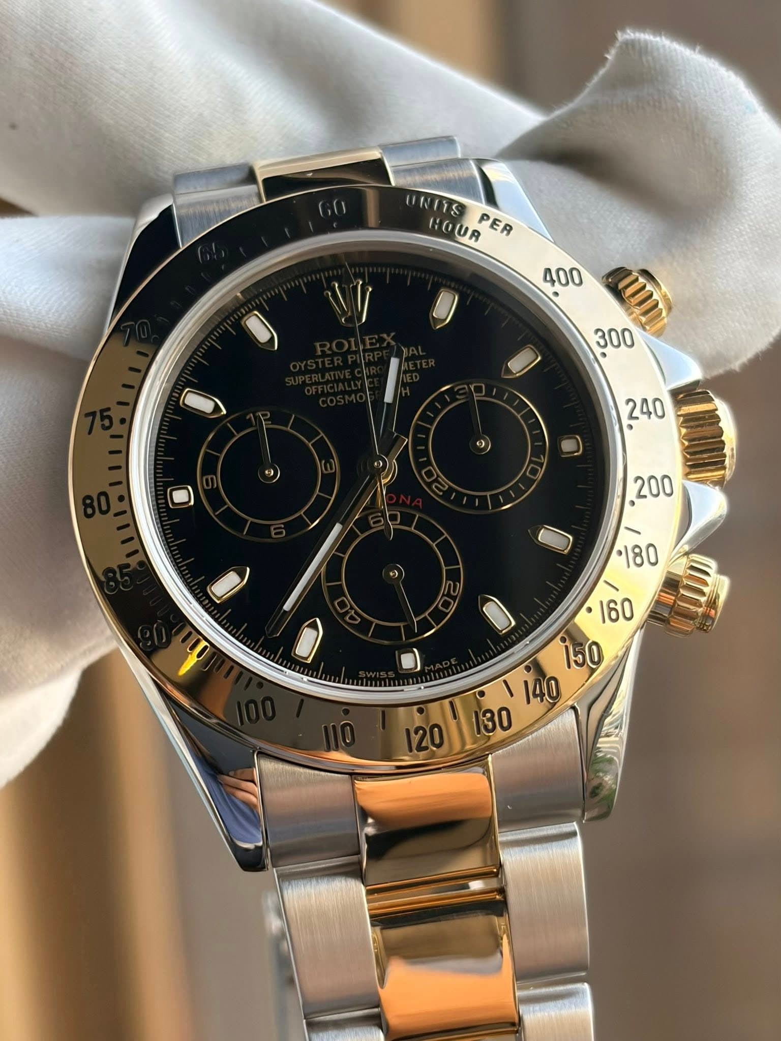 May be an image of wrist watch and text that says 'UNIYS HOUR PER | '