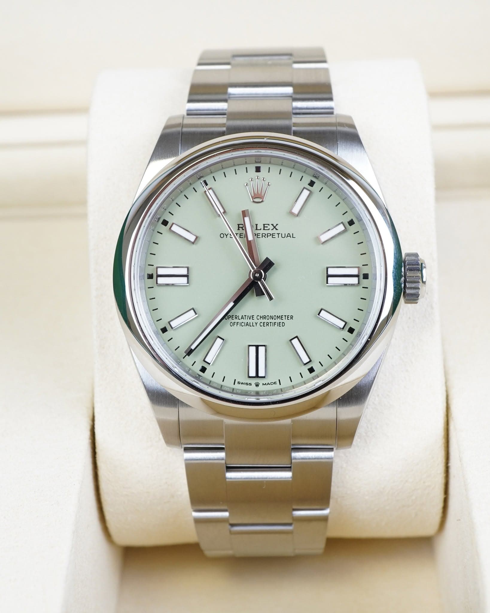 May be an image of wrist watch and text that says '日 i R LEX OYE PERPETUAL OYEYERDERPETUAL ETUAL II OPERLATIVE FFICIALLY CERTIFIE CERTIFIED - Il 温六55 빵 MAURI'
