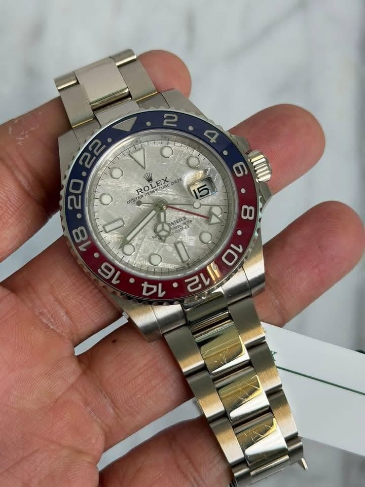 May be an image of wrist watch and text that says '2 4 ό 20 N O OYSTER ROLE ROLEX PERPET OYSTE STER PERPSTUA EX UAL DATE 00 6 5 4 地社 CERES 8 14 0 سدات 7'