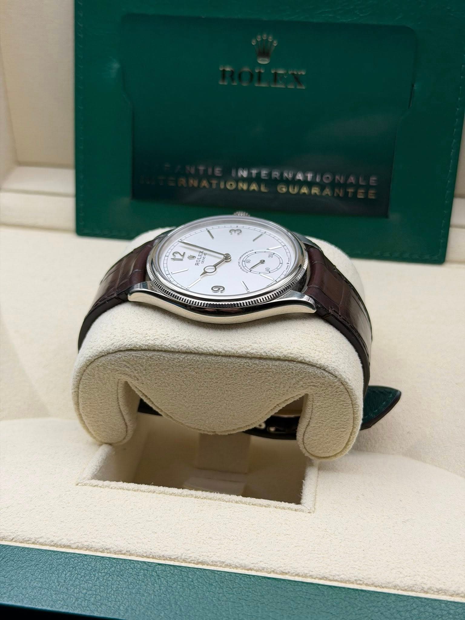 May be an image of wrist watch and text that says 'بب 12 ROLES ဟု'