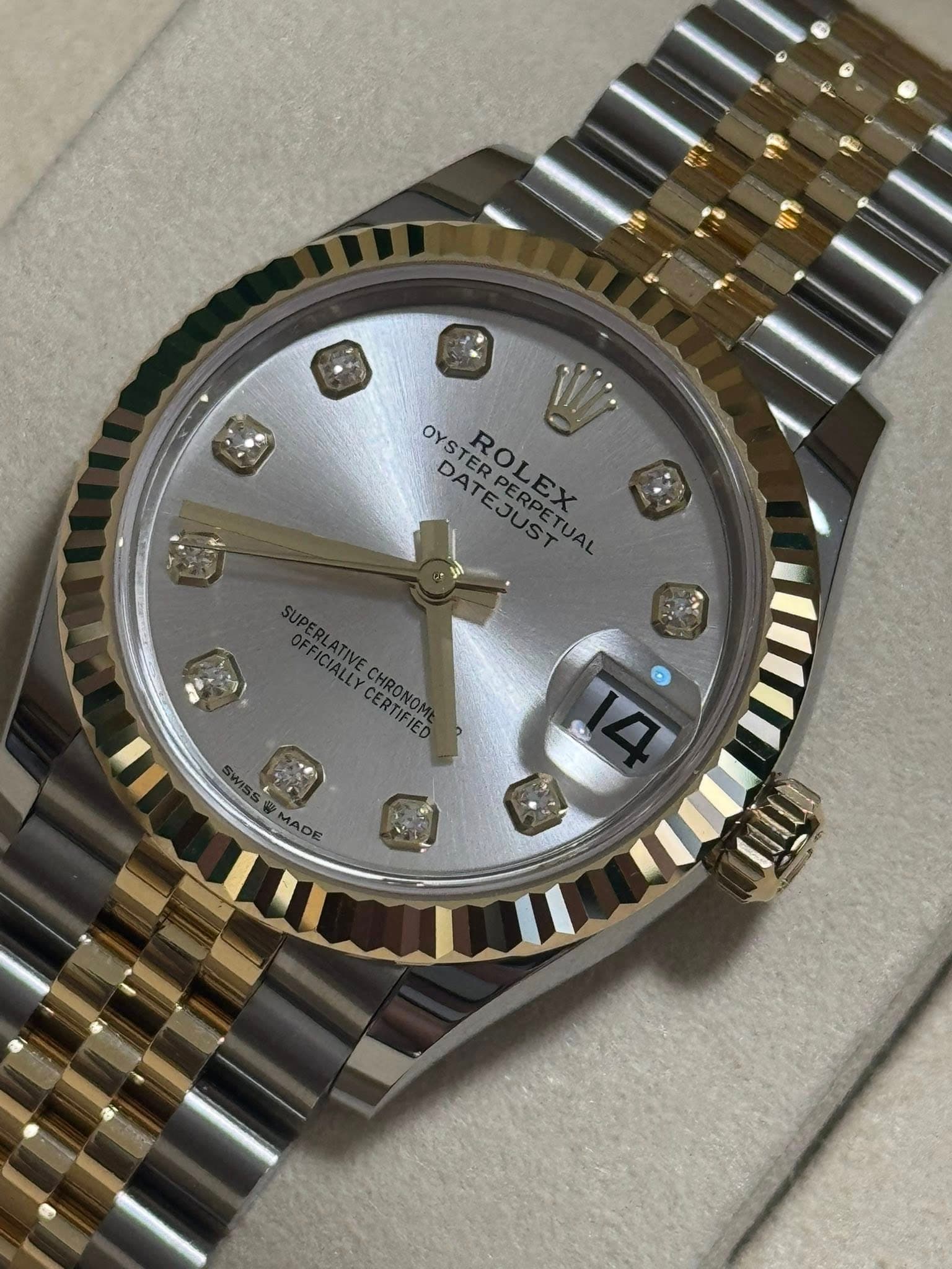 May be an image of wrist watch and text that says 'OYSROLEX OYSTERPERPETU OYS STER STROL TERPER OYSTER DATEJUST ROLEX DATESRPETUAL EX DAT ROL PERLATIVECHRONNE CERTIFIED " MADE W'