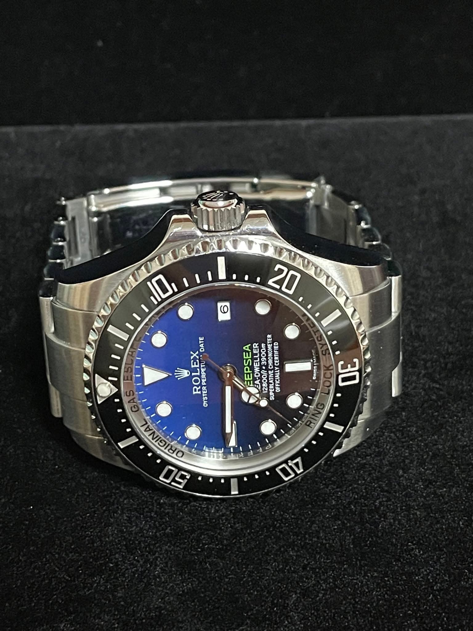 May be an image of wrist watch and text that says '10, 9 20 I DATE 不 MI PERPETU R OYSTER 一ジ EEPSEA 2800f A-0x3900m CHRONOMETE TER 数 CERTIFIED 12BTIE PERLANTL CFFICIALLY iasiNg 30 I…