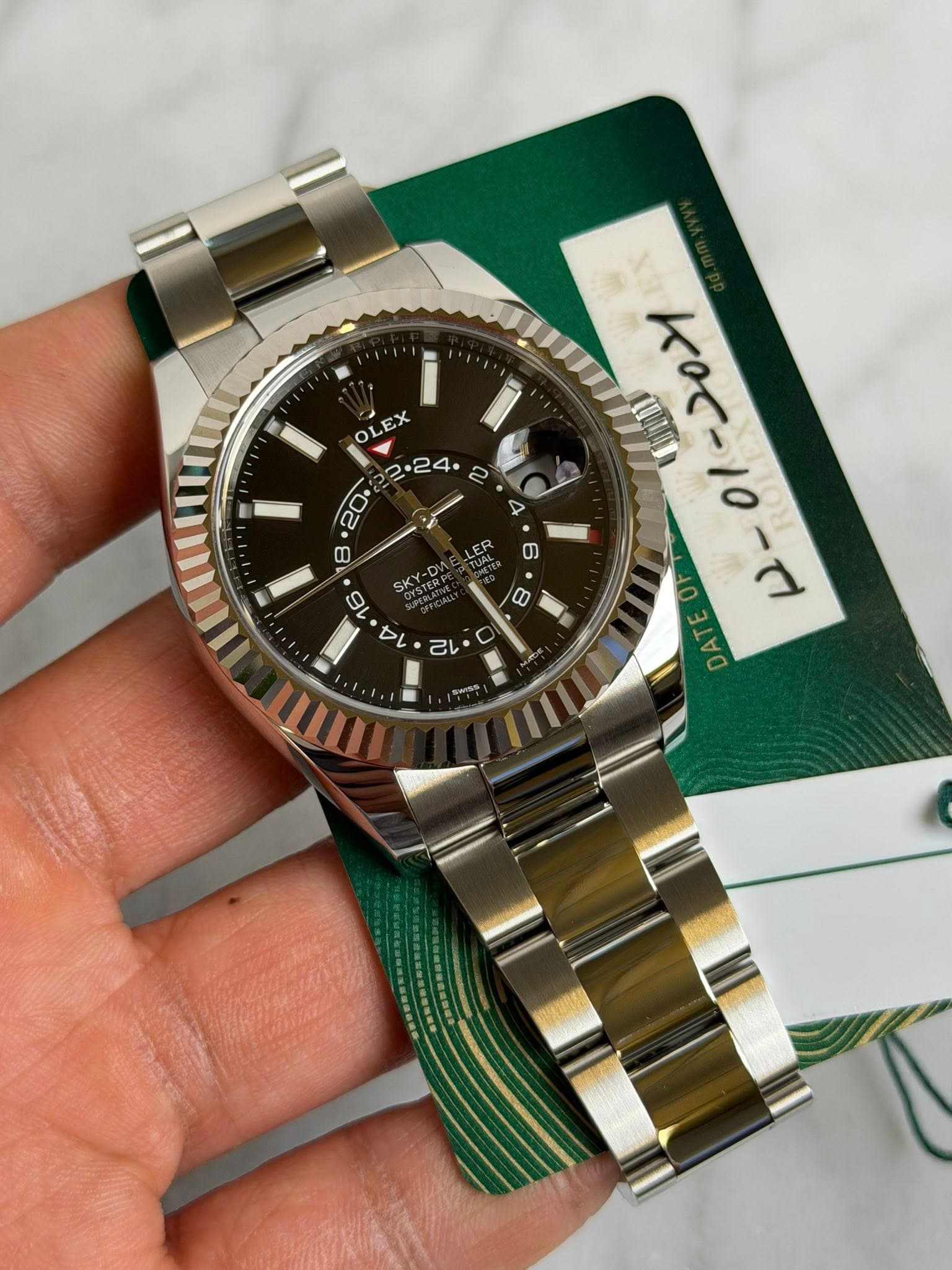 May be an image of wrist watch and text that says 'OLEX B ER መ 0 己 16 セレ OE Kor-1 10 KOC- DAEE 1AO'