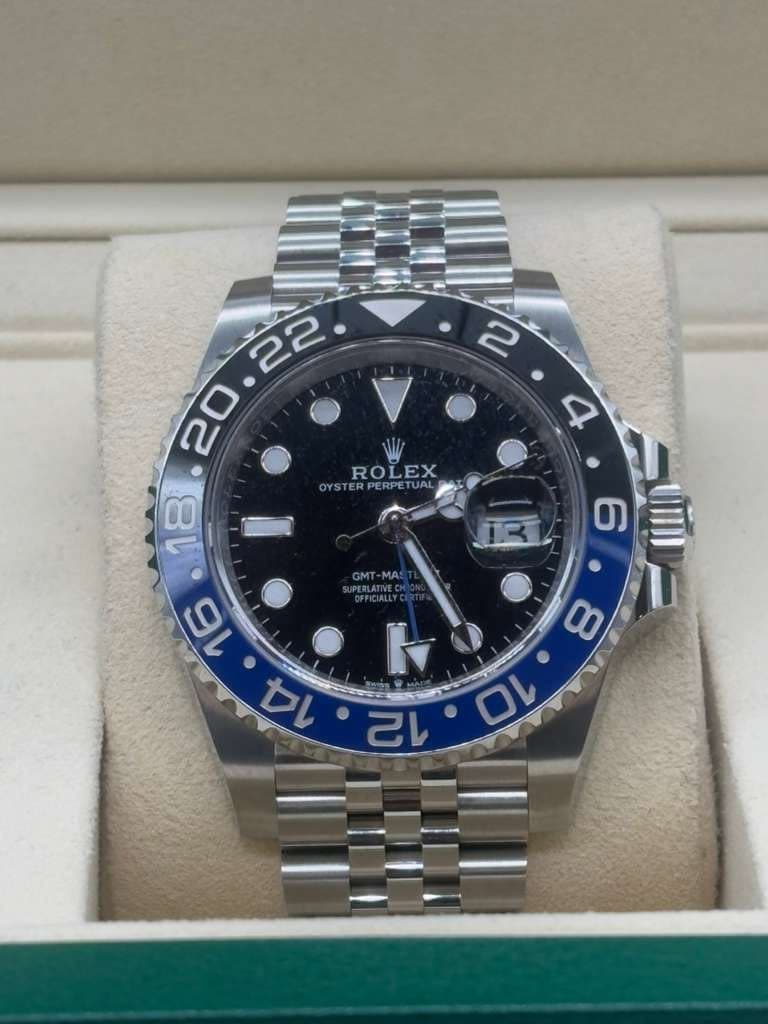 May be an image of wrist watch and text that says '2 ROLEX RO OYSTE DYSTERPERPETUAL PERPETUAL D 14 iR 4 6 UII 8 10 12'