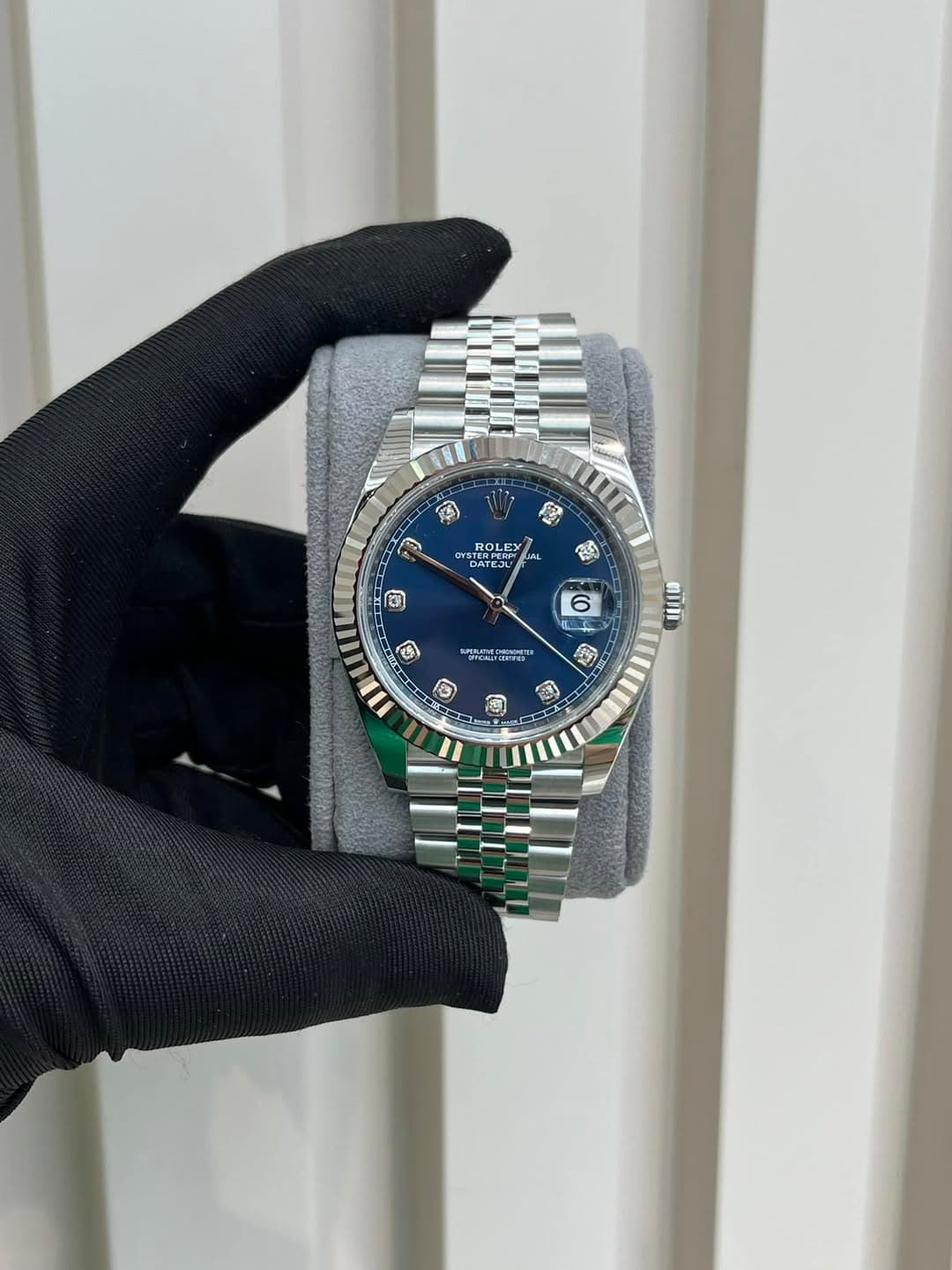 May be an image of wrist watch and text that says 'A ROLEY AEOO DATES LUM AN B 6 可 ตาว W 0 め 特 9 ก'