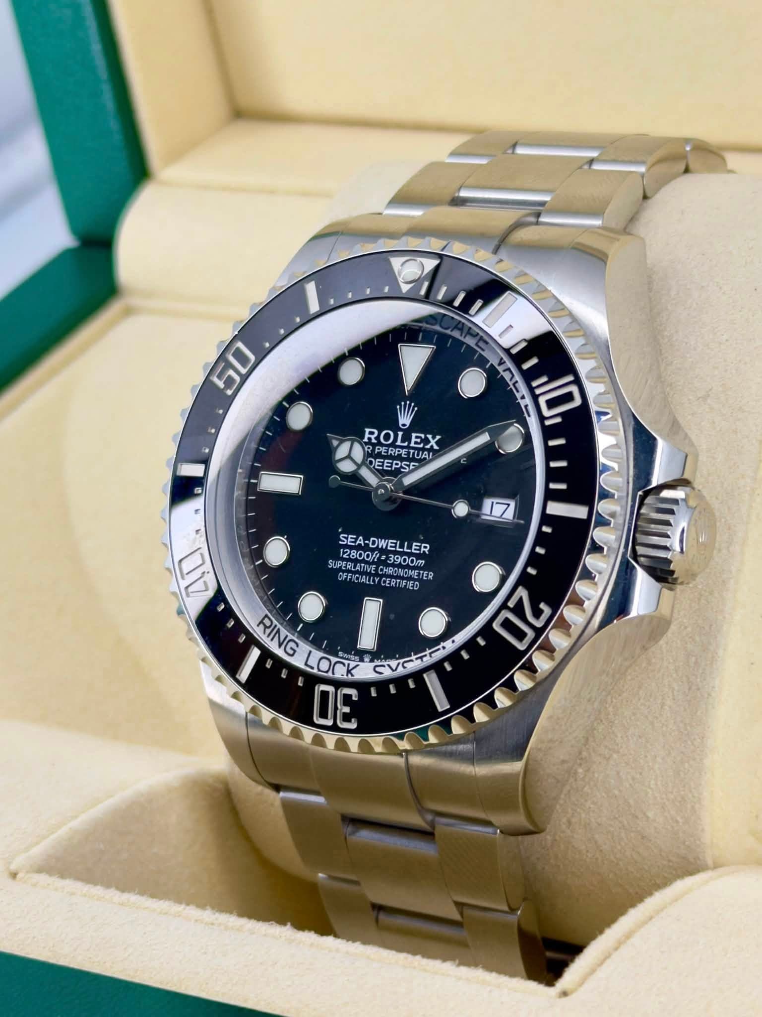 May be an image of wrist watch and text that says '50 ROLEX PERPETUAL TUA QEEPSF 10 40 SEA-DWELLER 2800f= =3900m 390 SUPERLATI SUPERLATIVE CHRONOMETE OOMAИETE SUPERLATIVEE TE…