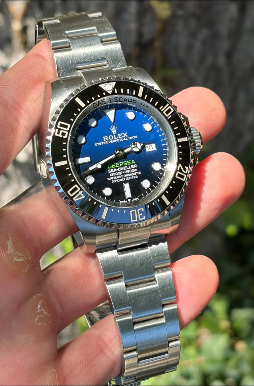 May be an image of wrist watch and text that says 'E 50 10 ROLEX TUAL DATE OYSTER OYSTERPERPETUALDATE OYSTERPERPETUAL PERPETUA 18 DEEPSEA 3000 5900m 12800/t·3900m MRCNOMETER…