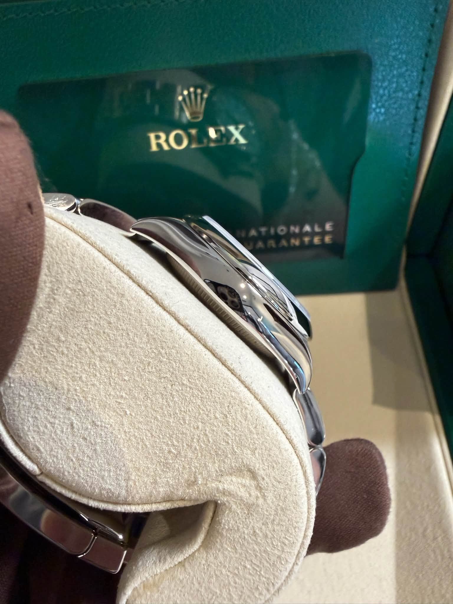 May be an image of wrist watch and text that says 'RO: ROLEX EX'