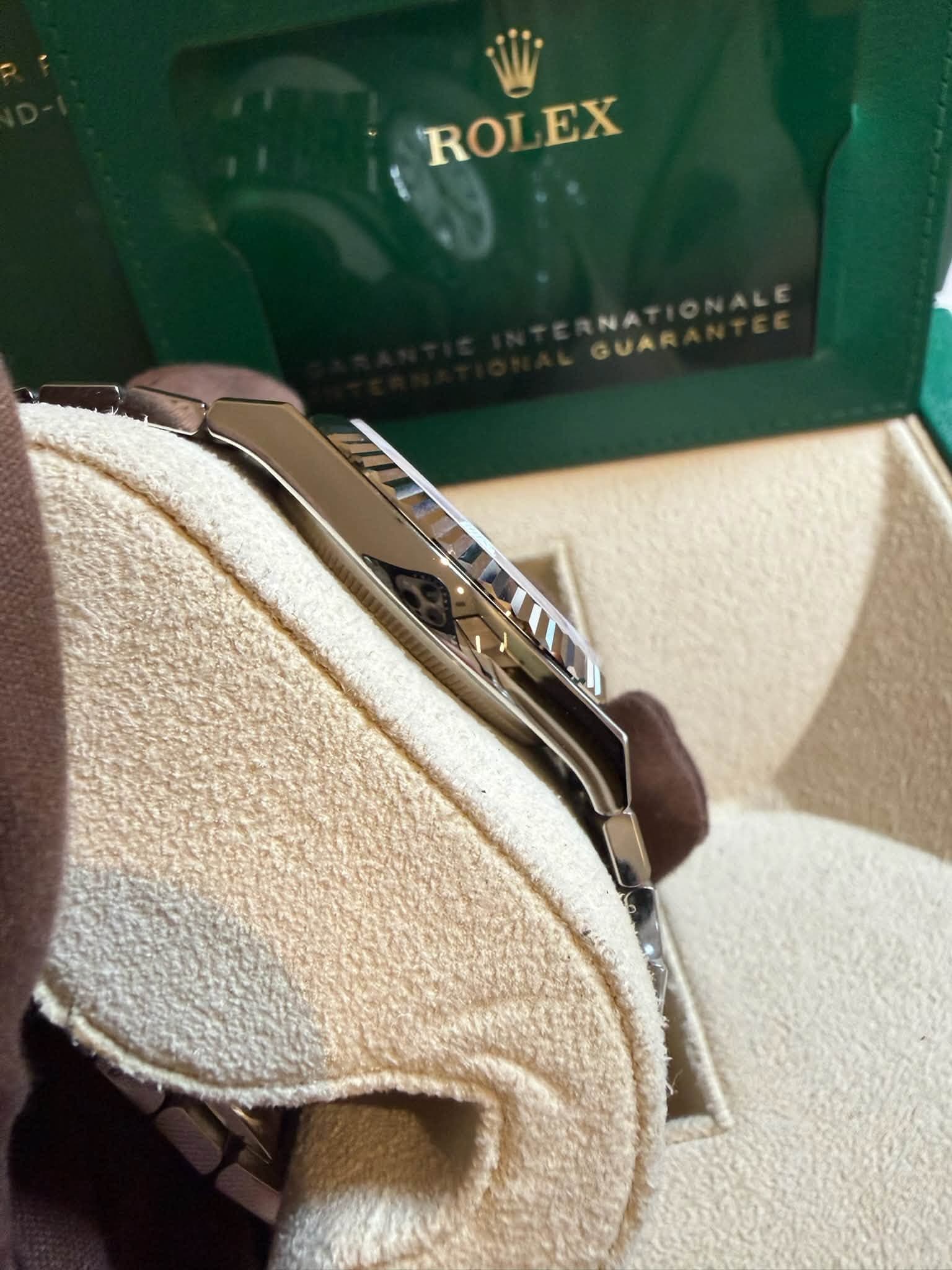 May be an image of wrist watch and text that says 'ROLEX ROLE ROI EX GUARANALE'