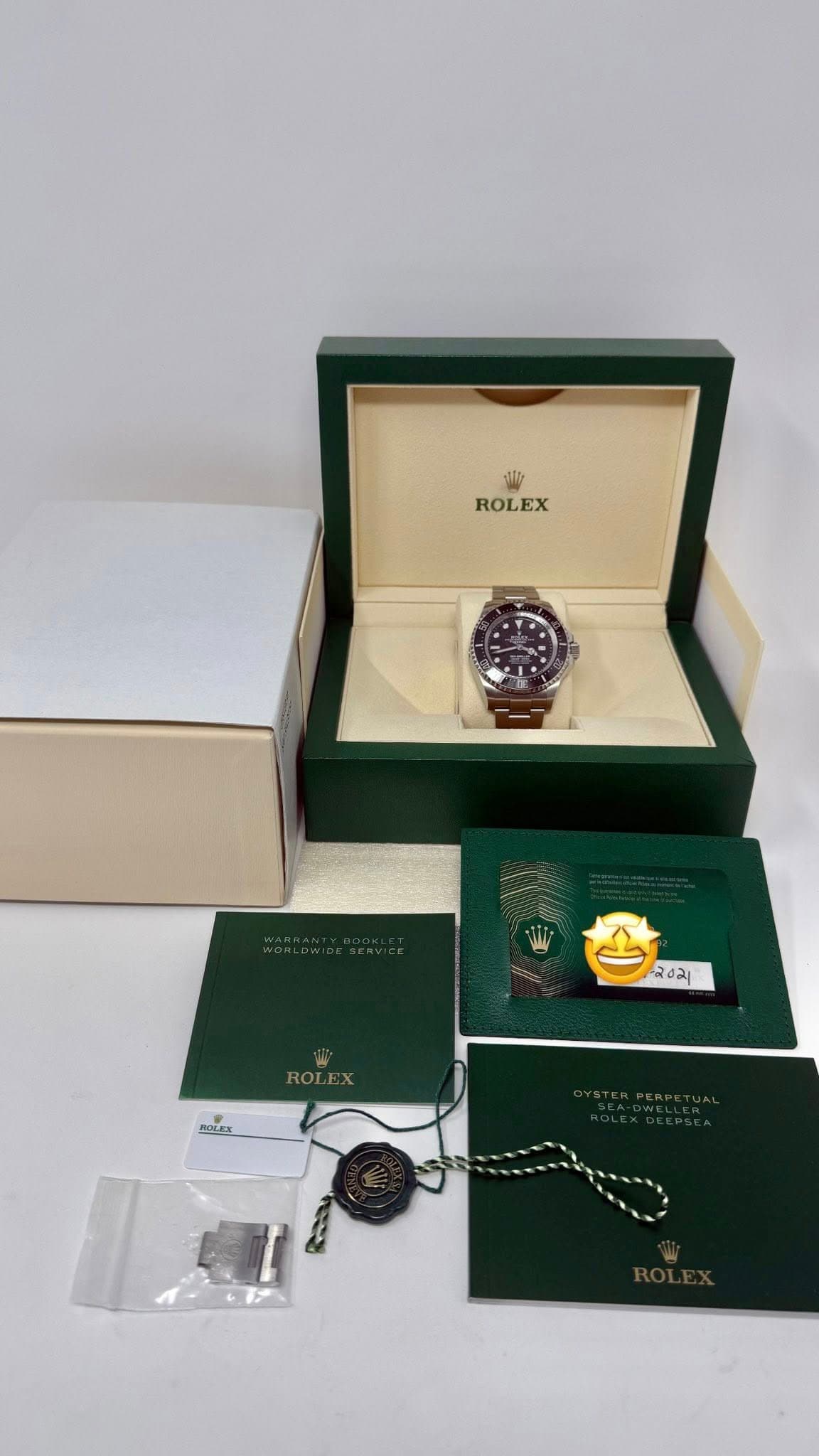 May be an image of wrist watch and text that says 'ROLEX 금리 NGE'