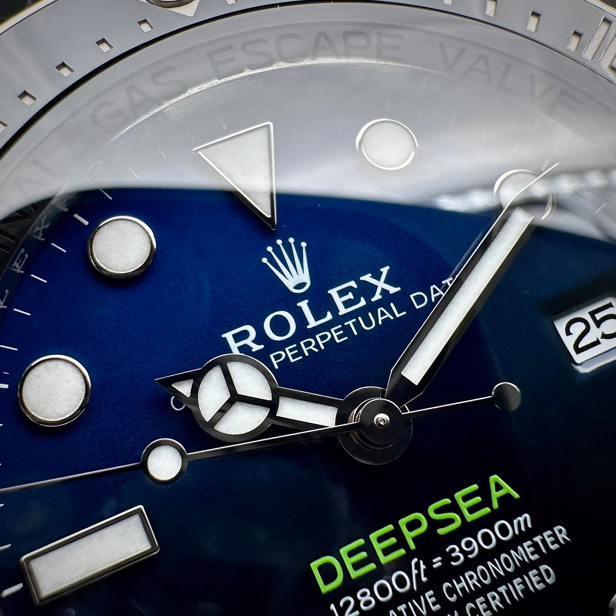 May be an image of wrist watch and text that says 'GAS ESCARE SSCAPE mиcoлb ROLEX DA PERPETUAL 25 2 DEEPSEA DEEPSEA 3900m 3900m CHRONOMETER 12800/ 12800ft ATIVE CERTIFIED ЖBOЛOΝΕEK…