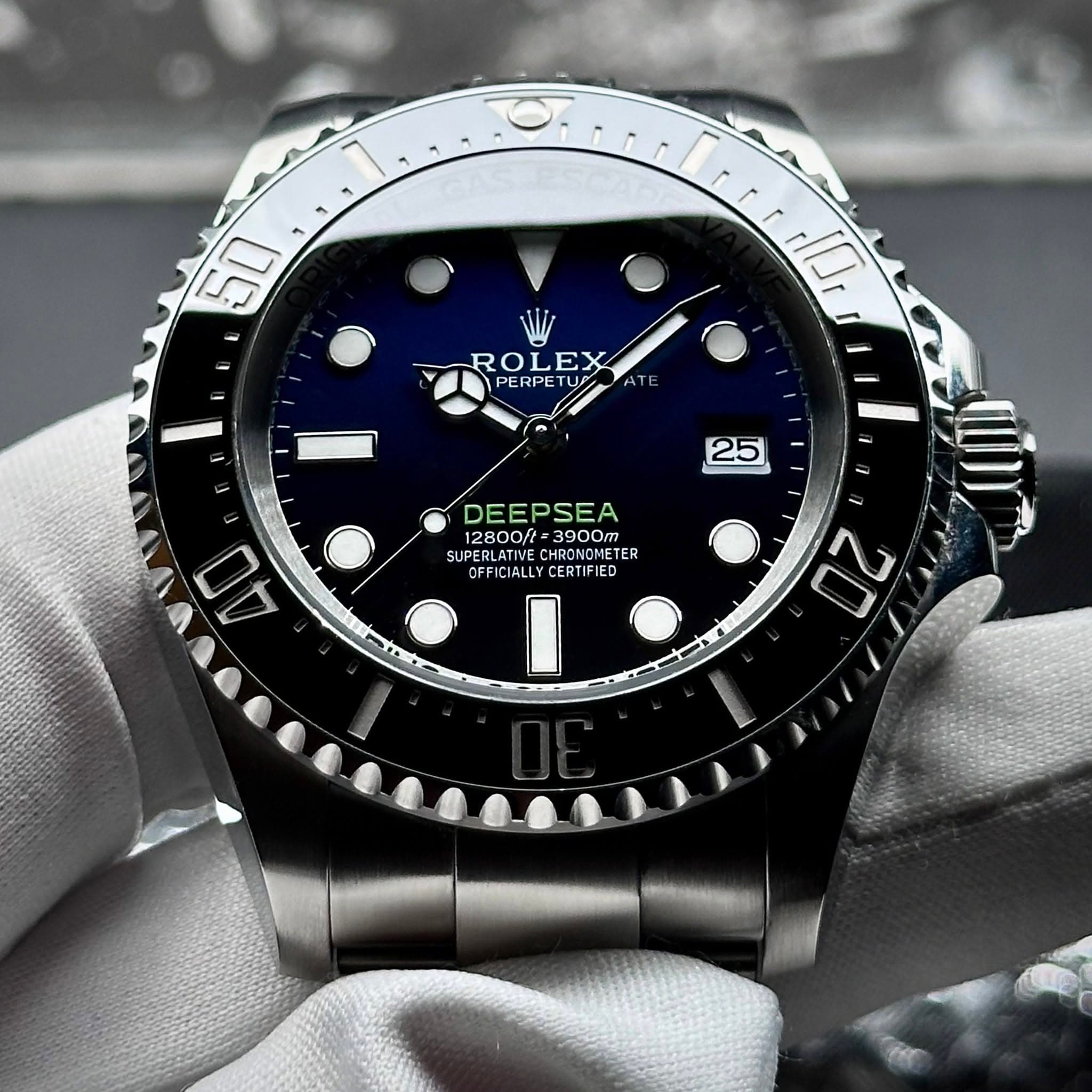 May be an image of wrist watch and text that says '05 ROLEX P PERPE PERPETU TUP LP ATE I0, 25 DEEPSEA 12800/1=3900m 12800/t= 3900T SUPERLATIVE CHRONOMETE SUPERLATIVECHRCNOMETER ER…