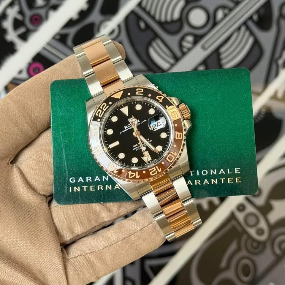May be an image of wrist watch and text that says ' GATE ATE 24 វមានាគ្ុជា 方を 食 O0 Oe Ko هن GARAN 1 INTERNA TIONALE ARANTEE'