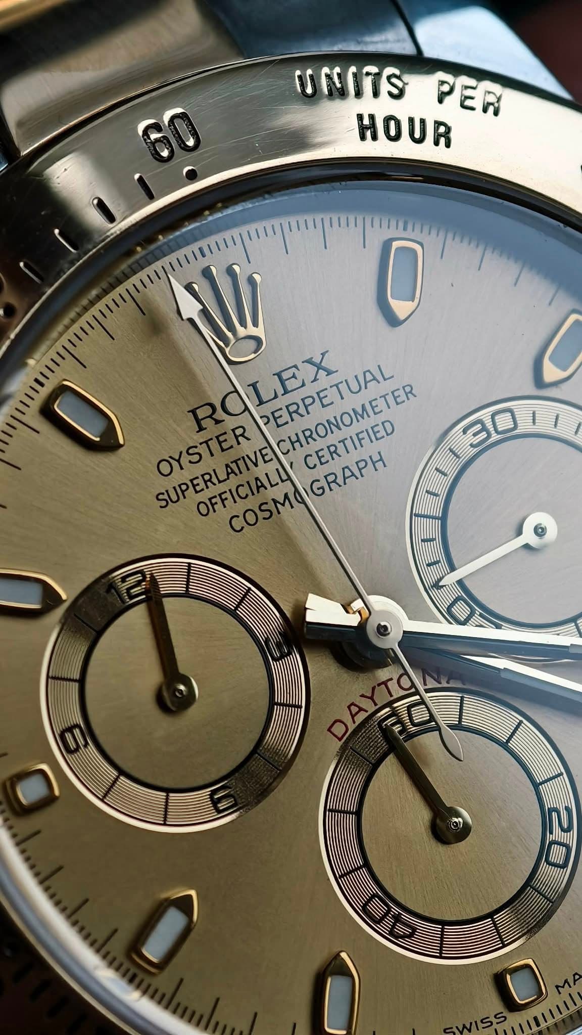 May be an image of wrist watch and text that says 'UNITS PER HOUR LEX ERPETUAL CERTIFIED CHRONOMETER SUPERLA OYSTE IVE LL M GRAPH GRAPH OFFIC CO INI'