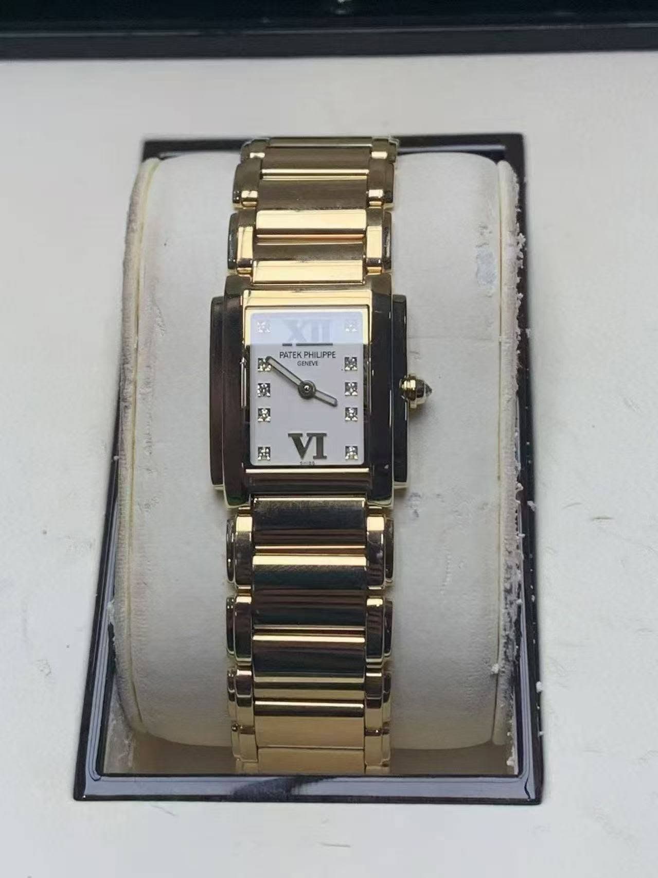 May be an image of jewelry, wrist watch and text that says 'PATEK PATE PHILIPPE HILI ΡΕ مز GENEVE B H 因 VI 月 開'