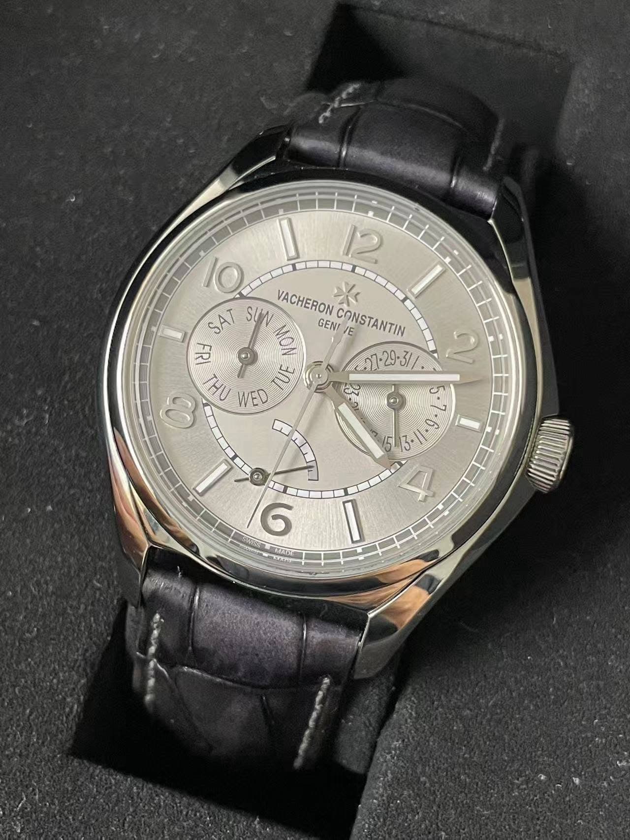 May be an image of wrist watch and text that says 'のい ela I 10 シ管 12 VACHERON 米 I SAT SUW MON GEN! GENI/E CONSTANTIN /E ปร 37-29-31/ م UE င በዘ1 WED አጉ0ክ I I ব 9 D ЛИA ANH И'