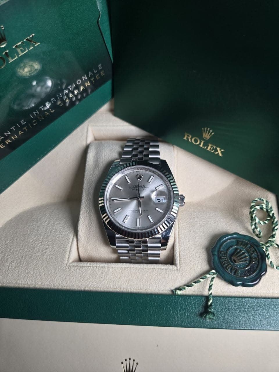 May be an image of wrist watch and text that says 'N ARAN AR N ROLEX ង្ឡ 21 III III'