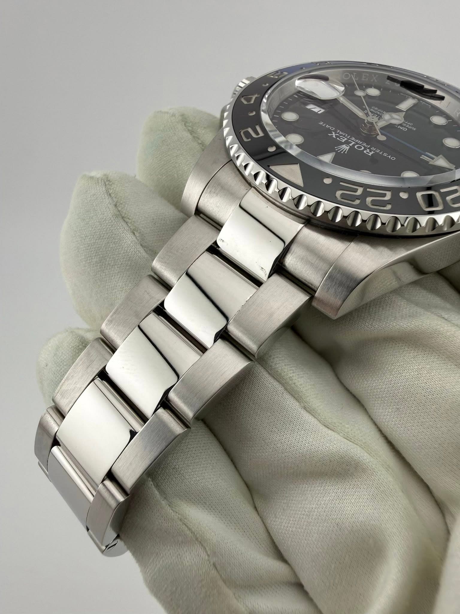May be an image of wrist watch and text that says 'V 22.0'