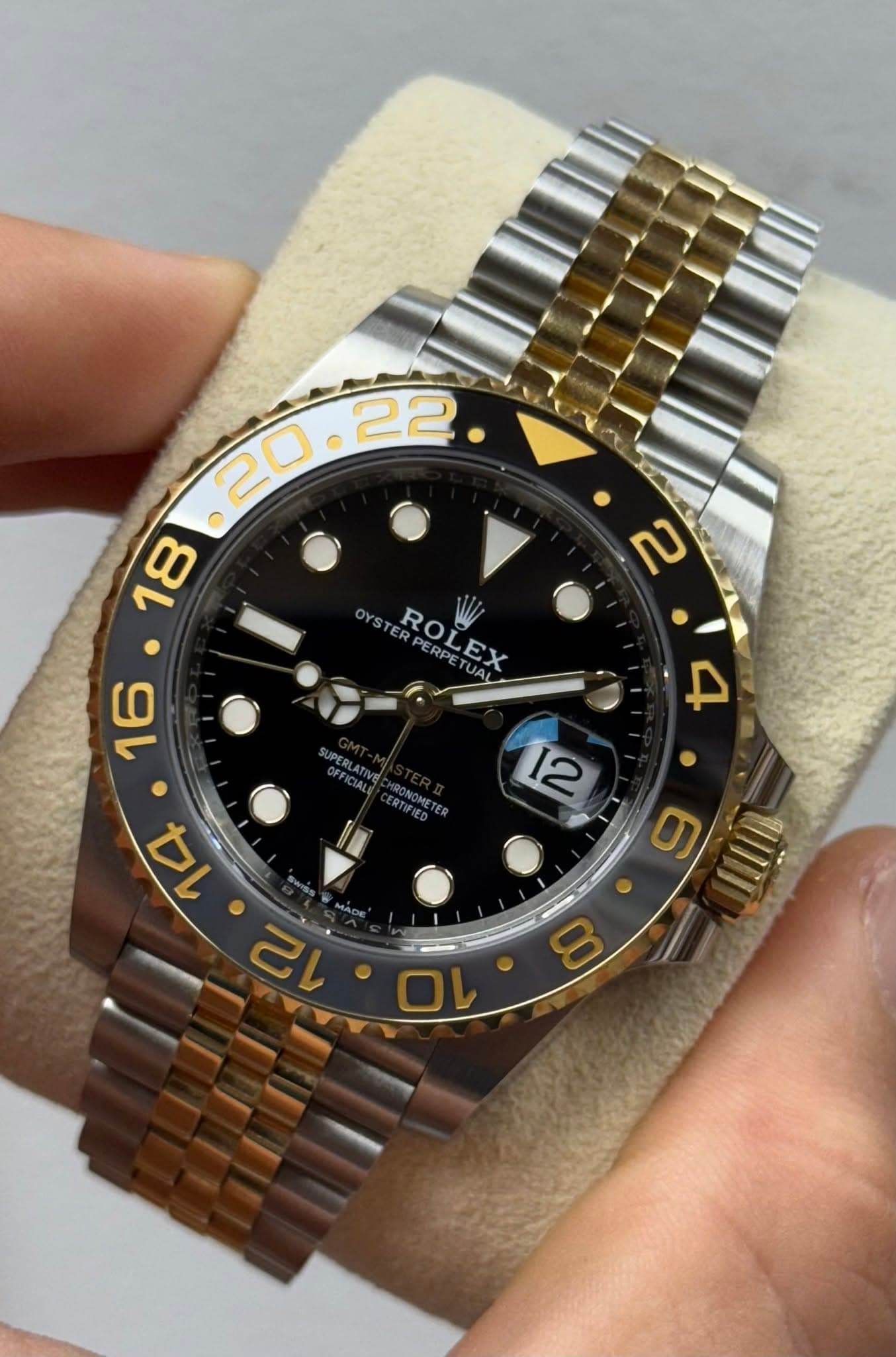 May be an image of wrist watch and text that says ' OYSTE ER ROI ROLEX EX UAT PERPETU PERPE מ2 16 4 SUPERLATIVE OFFIC ALET EcHpлaobl ERTIFIED RONOMETER 12 ราร 14 MADE ወ'