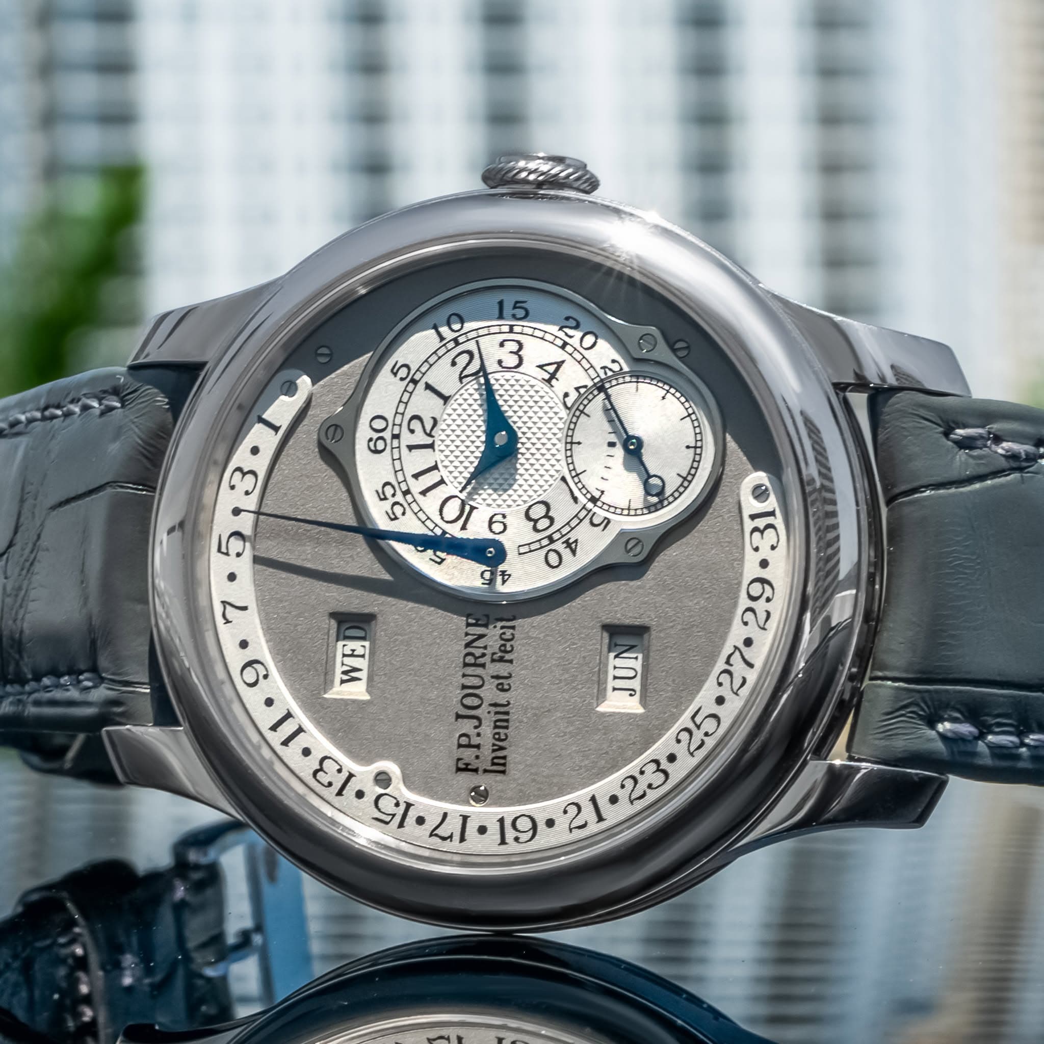 May be an image of wrist watch and text that says ' SCT 6 7 文 29.310 9 WE JUN 11 P.JOURNE venit Feci '