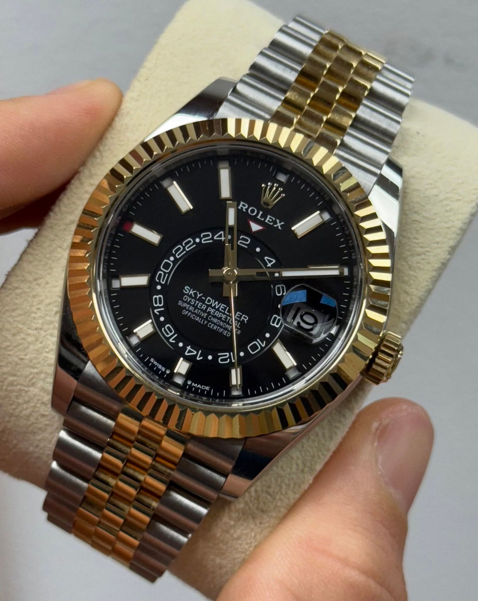 May be an image of wrist watch and text that says 'تل ROLEX د 7.1 18 SKY-DWEL PERLATVECHRO OYSTERP UPERLATIVE TERPE OFFICIALEYPNONNG FICIALEY TIVECM PEDDE ER PERPE 16 t α 線 ល…