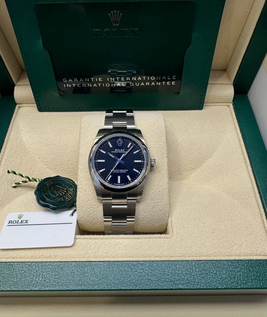 May be an image of wrist watch and text that says 'GARANTIE GARANTIEINTERNATIONA TIE INTERNATIC INTERNATIONAL_GUARANTEE INT RNATIONAL GUARANTEE GAN GUAR RDLKK LKX PLIY e I TT…