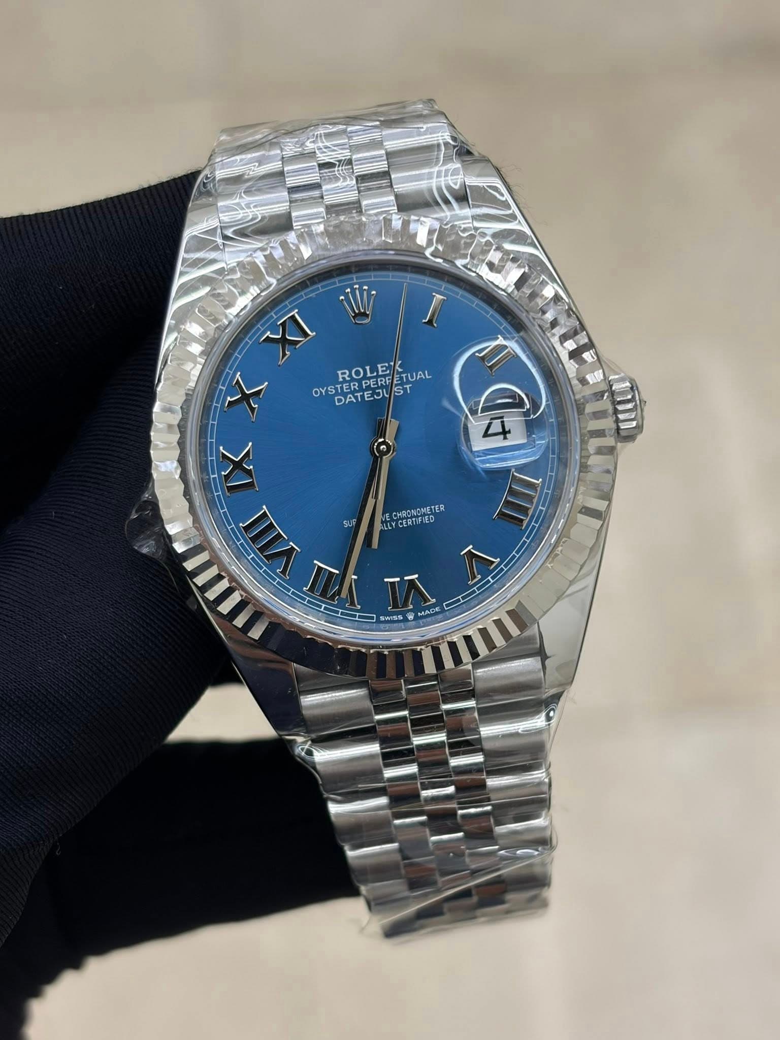 May be an image of wrist watch and text that says 'XI ii 1 X ROLEX TUAL OYS ROLETUAL CUBCNCHETER কল Pt OYSTATEJUST YSTERP STER DATEJ DATEJUS ST IX VIIII ALLYCERTFIED W A6'