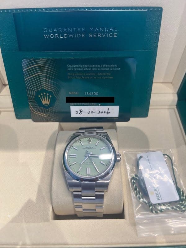 May be an image of wrist watch and text that says 'GUARANTEE GUARANTEEMANUAL MANUAL WORLDWIDESERVICE SERVICE WORLDWIDE iltatctdRolerarmnetdeFnchat MODEL u2- 2026 زللِ BOLEX mmm…