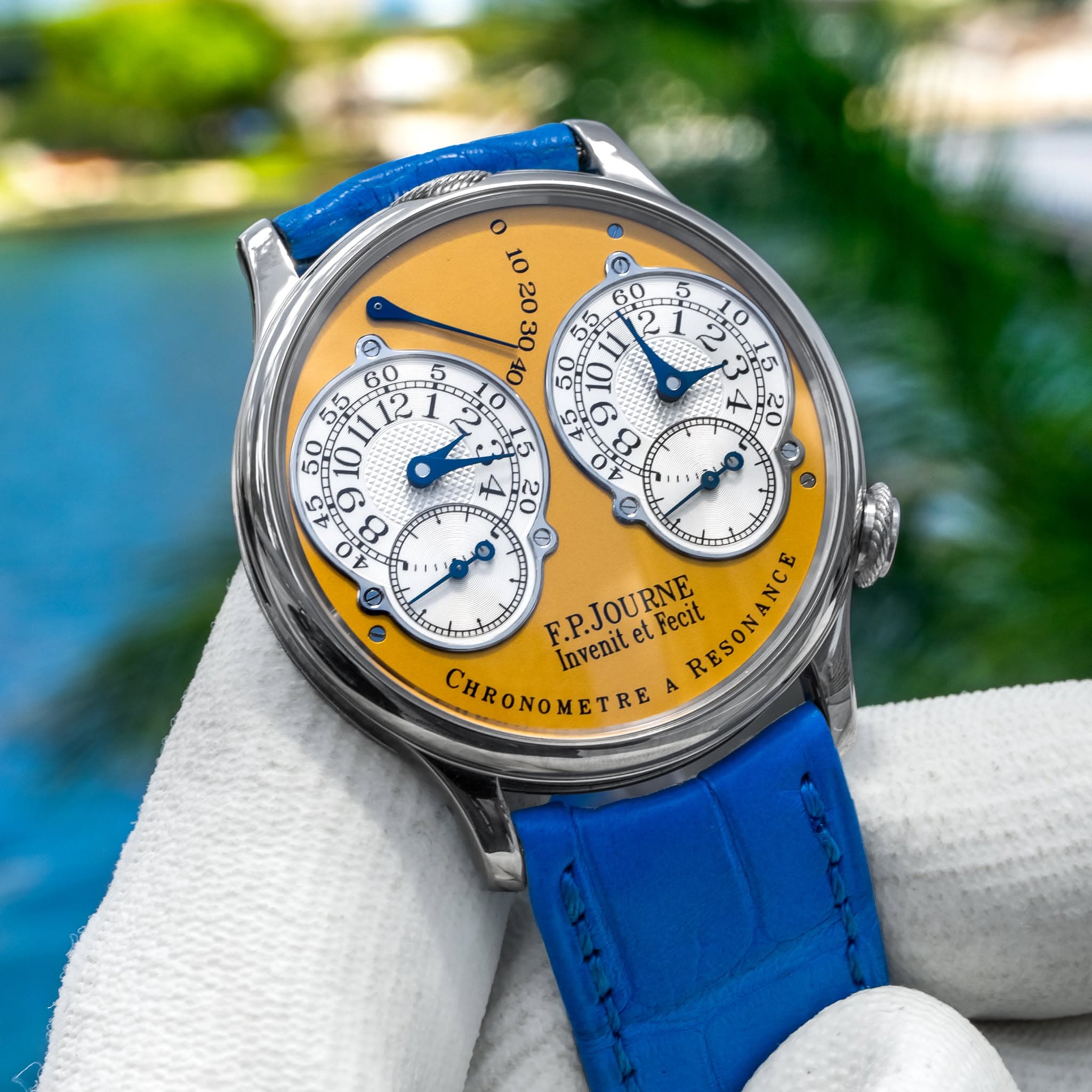 May be an image of wrist watch and text that says 'o 10 20 όε ၃ K 4 O 20 DE S O O F.P.JOURNE Fecit RESONANCE Invenit et CHRONOMETRE'