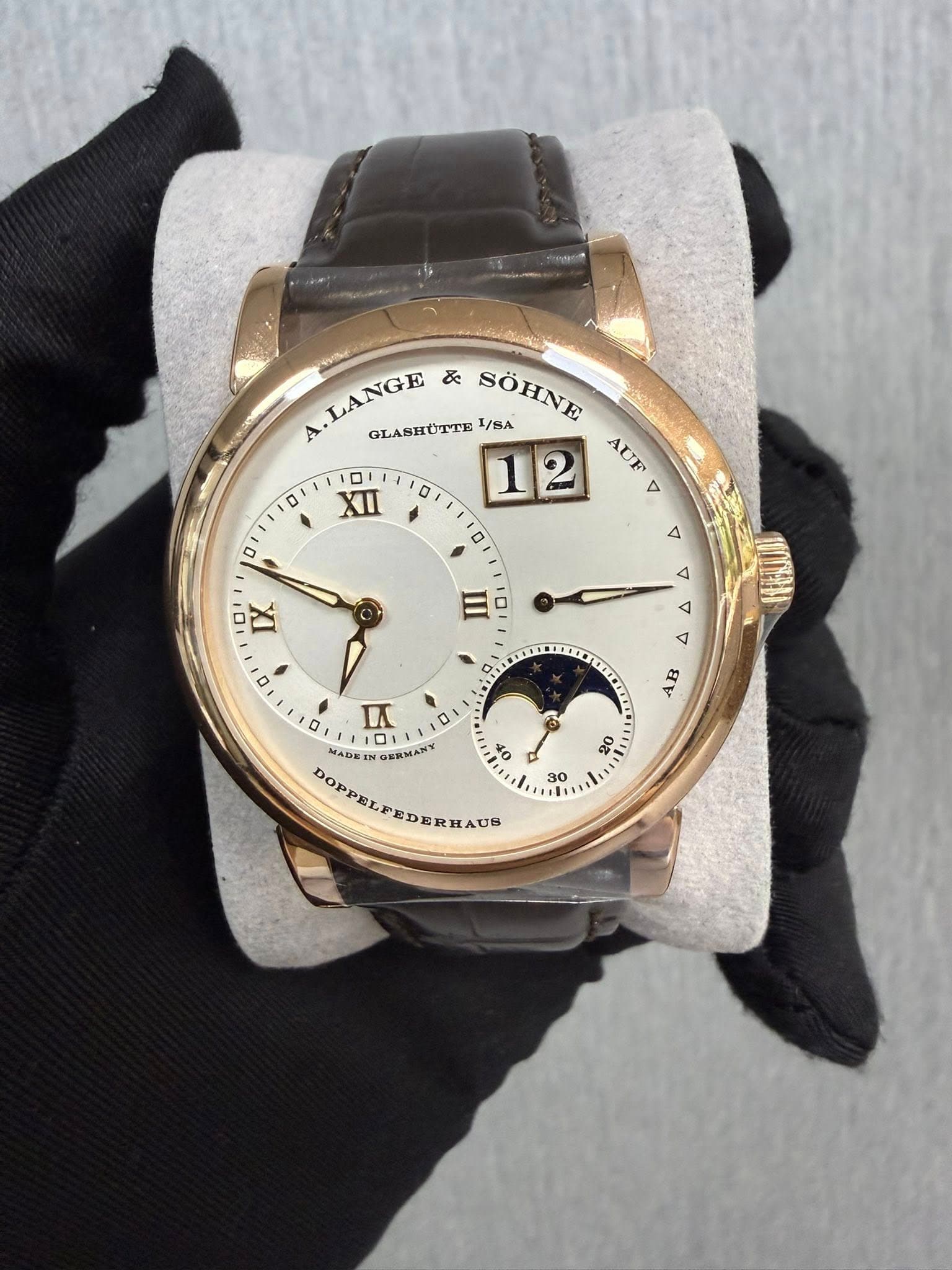 May be an image of wrist watch and text that says 'A.LANGE A ALANGE & GLASHÜTTE SÖHNE 1/SA יםי 12 AUF XII 0 0 0 0I ሉ 0 W 10 Δ 4 D B OOLSEEI IK 101 40 DOPPELFEDERNACO MADEI ADEY…
