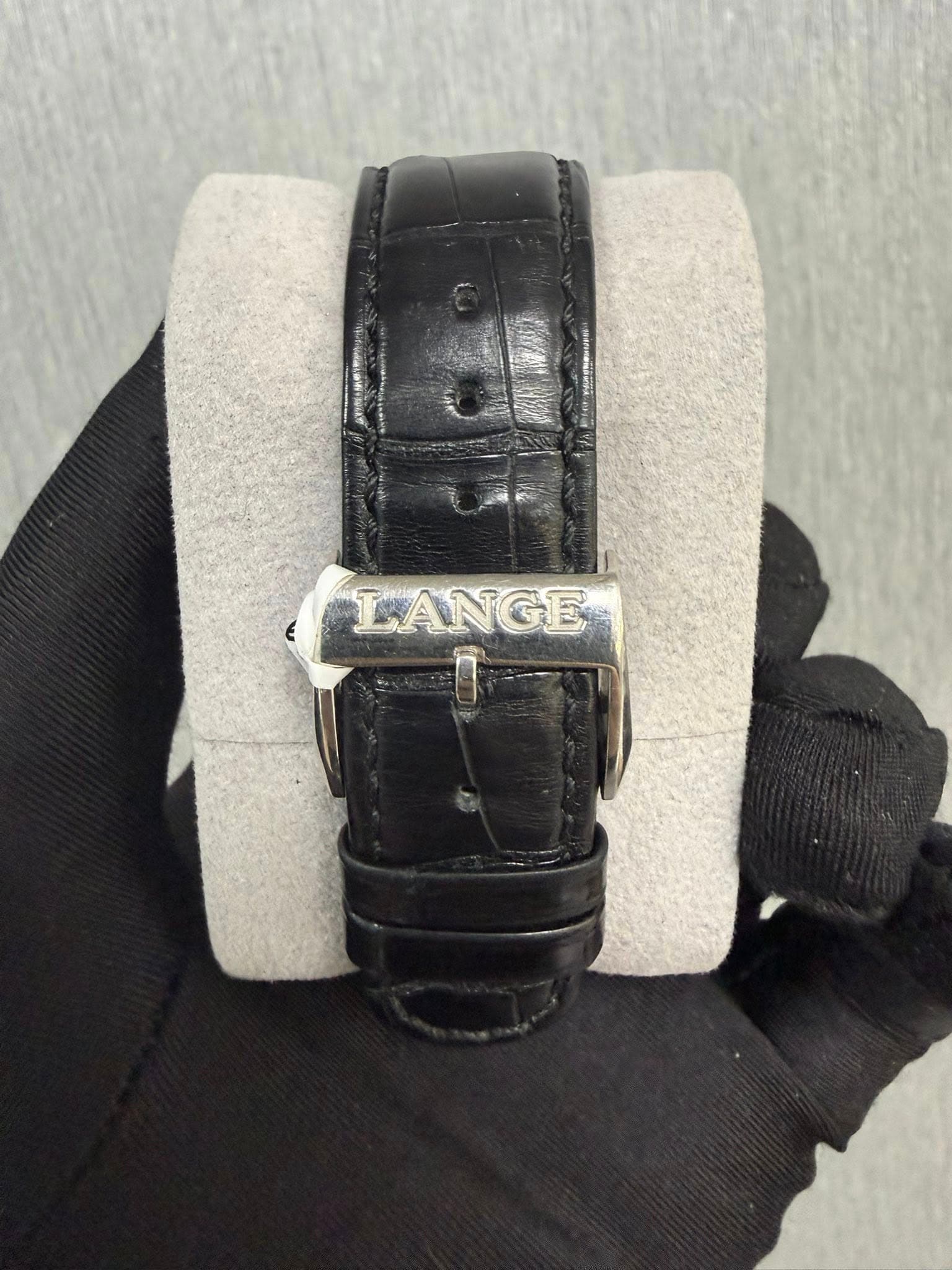 May be an image of leather, wrist watch and text that says 'LANGE 0'