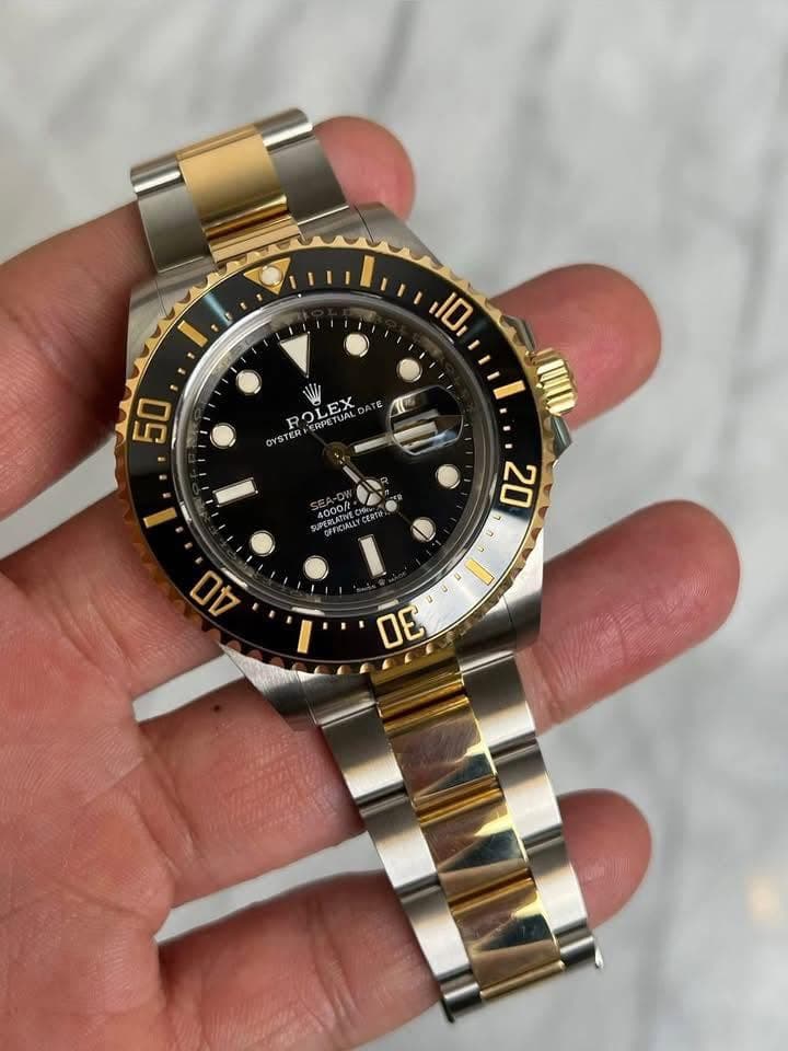 May be an image of wrist watch and text that says '1 10 50 ROLEX AT LEX ERPETUAL RPST OY OYSTER 4000/ OFFICIALLE RLAI RTト 4000/ PERLATINE AMATNE 20 0 D 30 40 I.'
