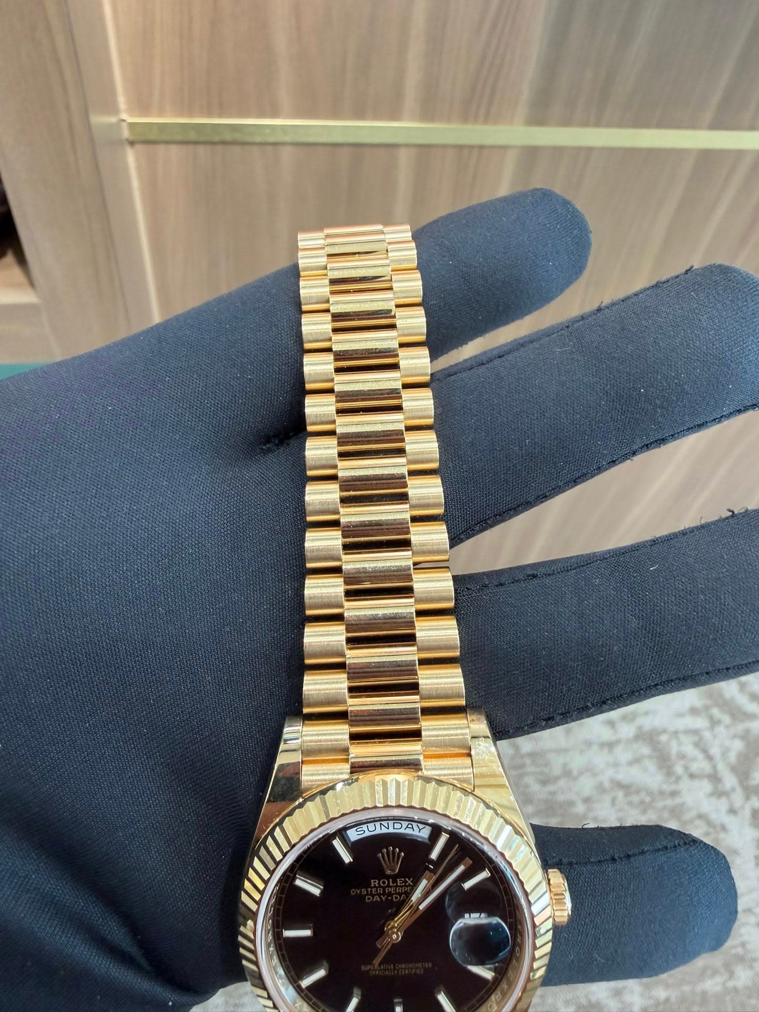 May be an image of wrist watch and text that says 'SUNDAY O ዘ'