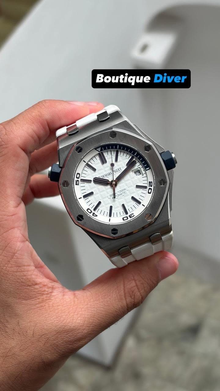 May be an image of wrist watch and text that says 'Boutique Diver AGUET TEMARS 13 eCOr PTC 1000 CNA N O a 2 40 A 3 ש'