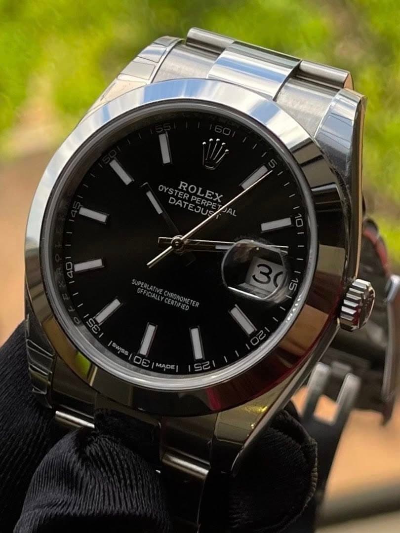 May be an image of wrist watch and text that says 'ROL DATEJUS ATE ERPERPE ROLEX SEI |swyss| FI MADE'