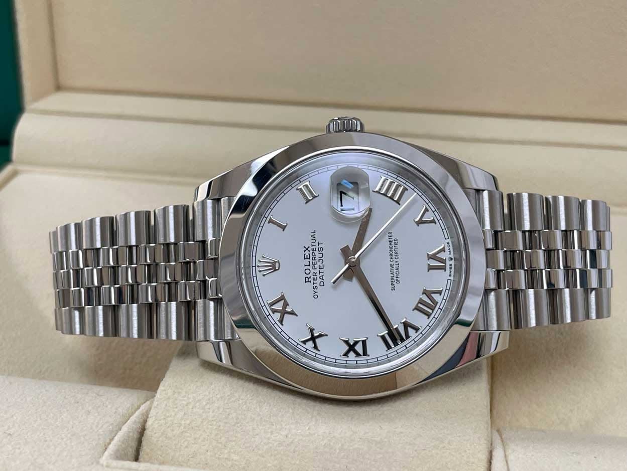 May be an image of wrist watch and text that says 'n IIIII I V TUAL W ROLEX ROPERPET OYSTETEJUST PERUST DATEJU DA TEJUST CHRCIFIED VI SSNG 90VH SUPEBLATIVE CERTIFIED…