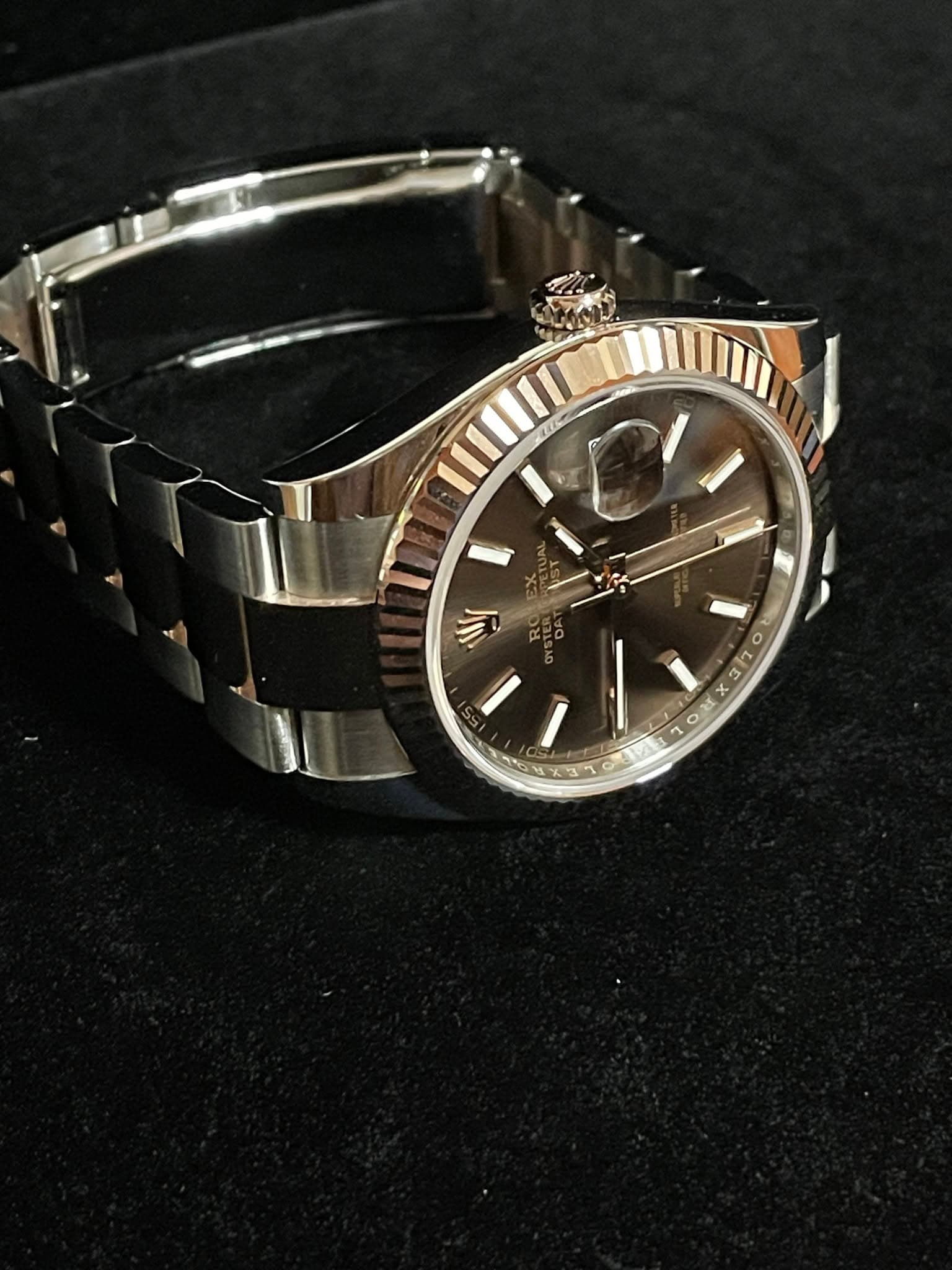 May be an image of wrist watch and text that says '6 M ٥ 0 ن ج + + M ጌ 5 0 て'