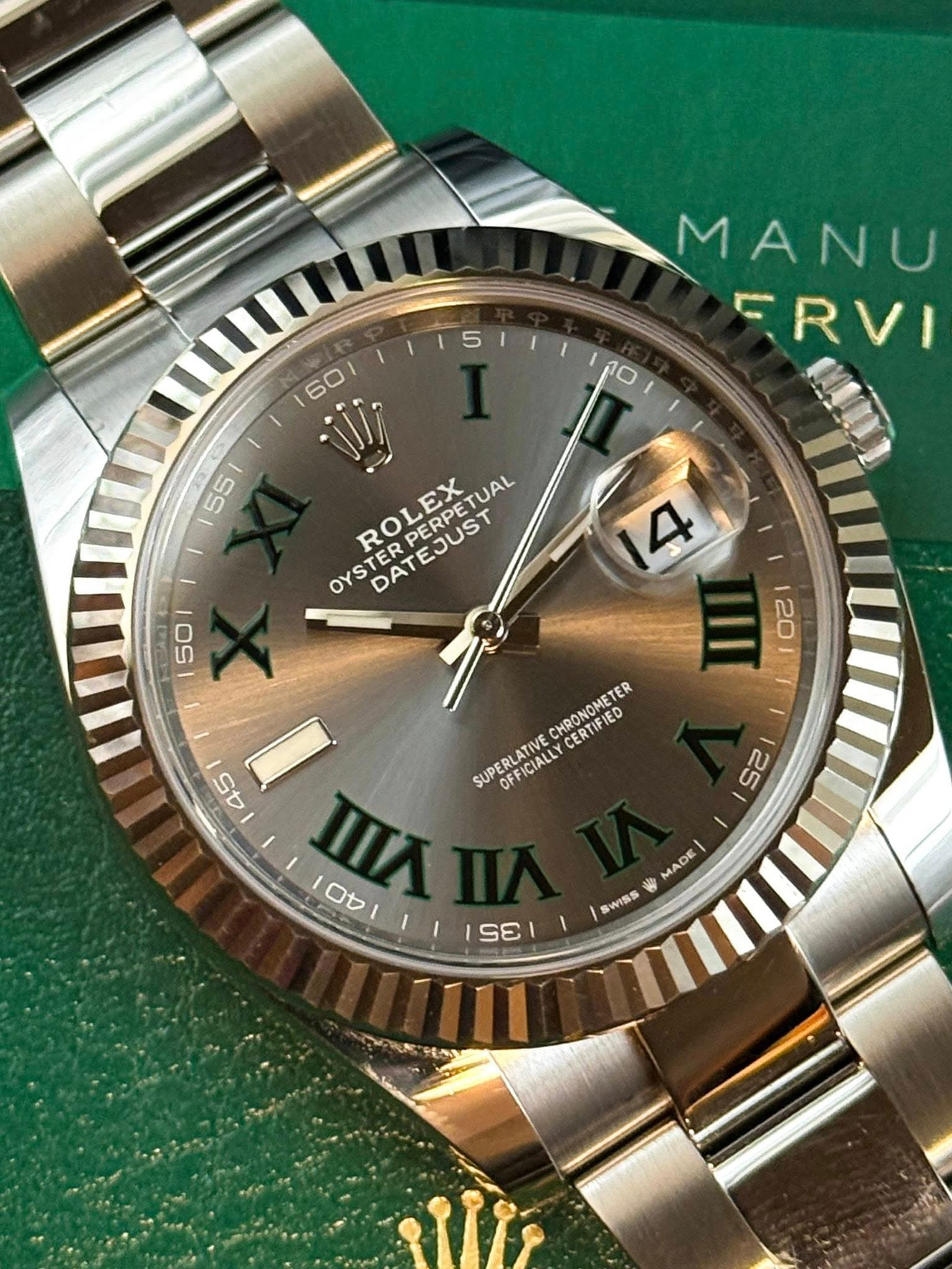 May be an image of wrist watch and text that says '5 60 60 M MANU ERVI 55 ROLEX PERPETUAL LEX ETUAL OYSTER EJUST OYSTER DAT DATEJUST 50 4 II 20 CHRONOMETER ER 45 1 SUPERLATIVE…