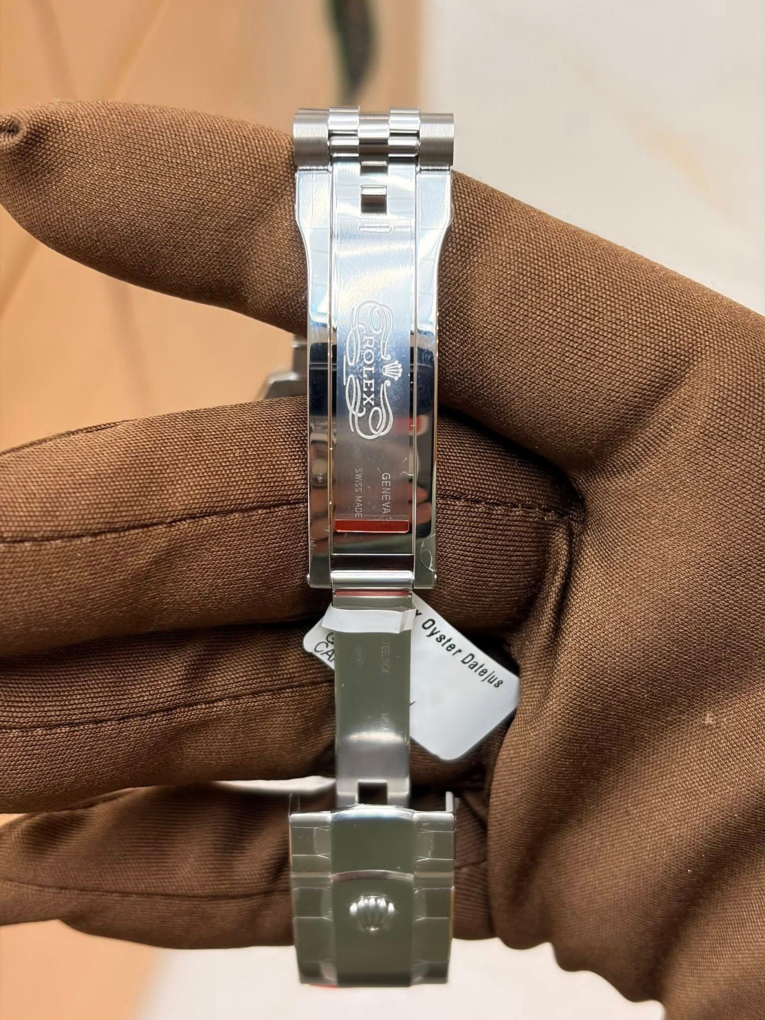 May be an image of wrist watch and text that says 'ROLEX OC XOLOR じ物 4 GENEVA CA Oyste Datejus Dalejus'