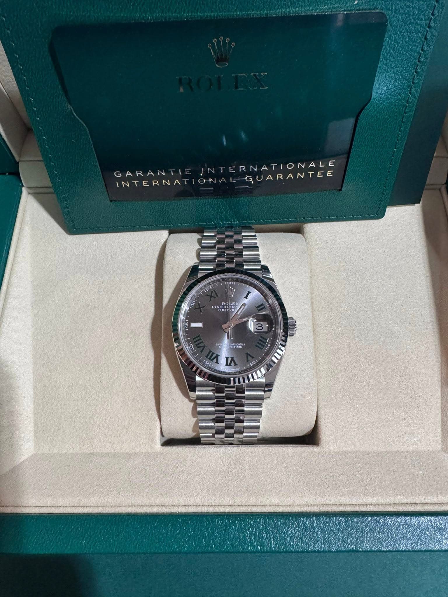 May be an image of wrist watch and text that says 'GARANTI INTERNA INTERNATIONTEE RNATIONALE TERNATIONALE IONALE GUARANTEE TEE 참품 ស្នាង 社号 m HIII អធ" ΙΑ IN'