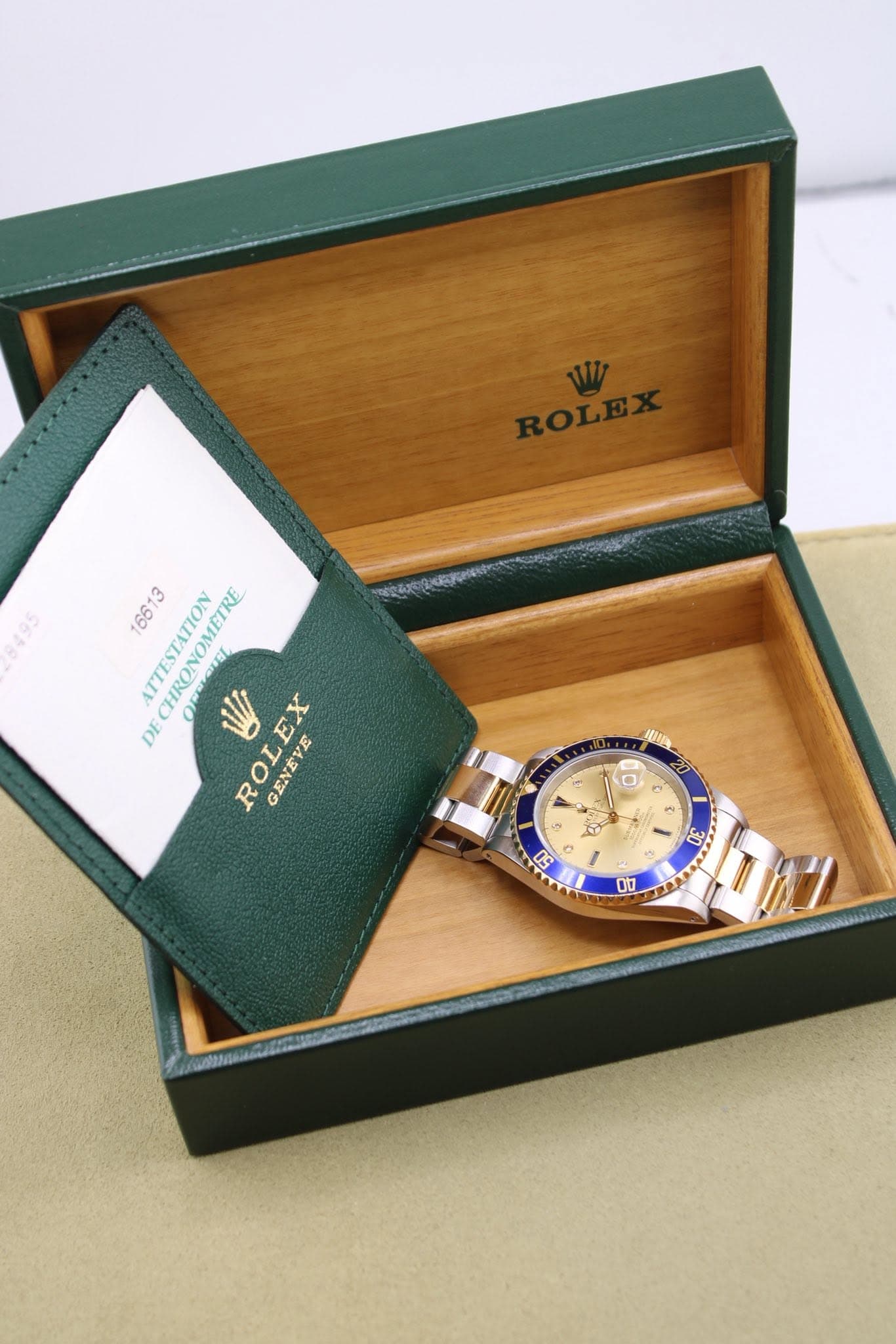 May be an image of wrist watch and text that says 'ROLEX 6613 LIATATON TTESTATION CHRONOMETRE CHRONOM y4aR W E EX DE ROLEX R GENEVE 0 ॐ S 6 DE 00'