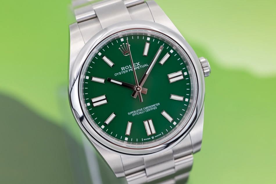 May be an image of wrist watch and text that says 'ROLPETUAL EX OYSTER ROL PE PETUAL OYSTERPERPETUAL UAL Il CHRONOMETER SUPERLATIVE.CHRONOMETER TER SUPERLATIV OFFICIALLY OFFI0…