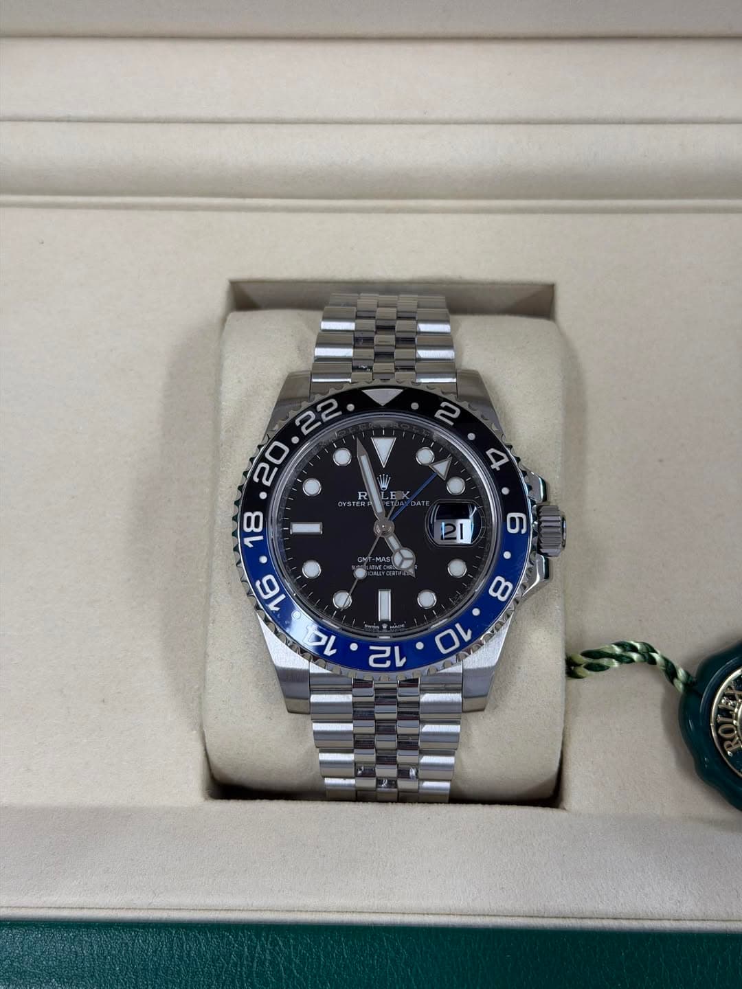 May be an image of wrist watch and text that says '• بوال 己 8 10'