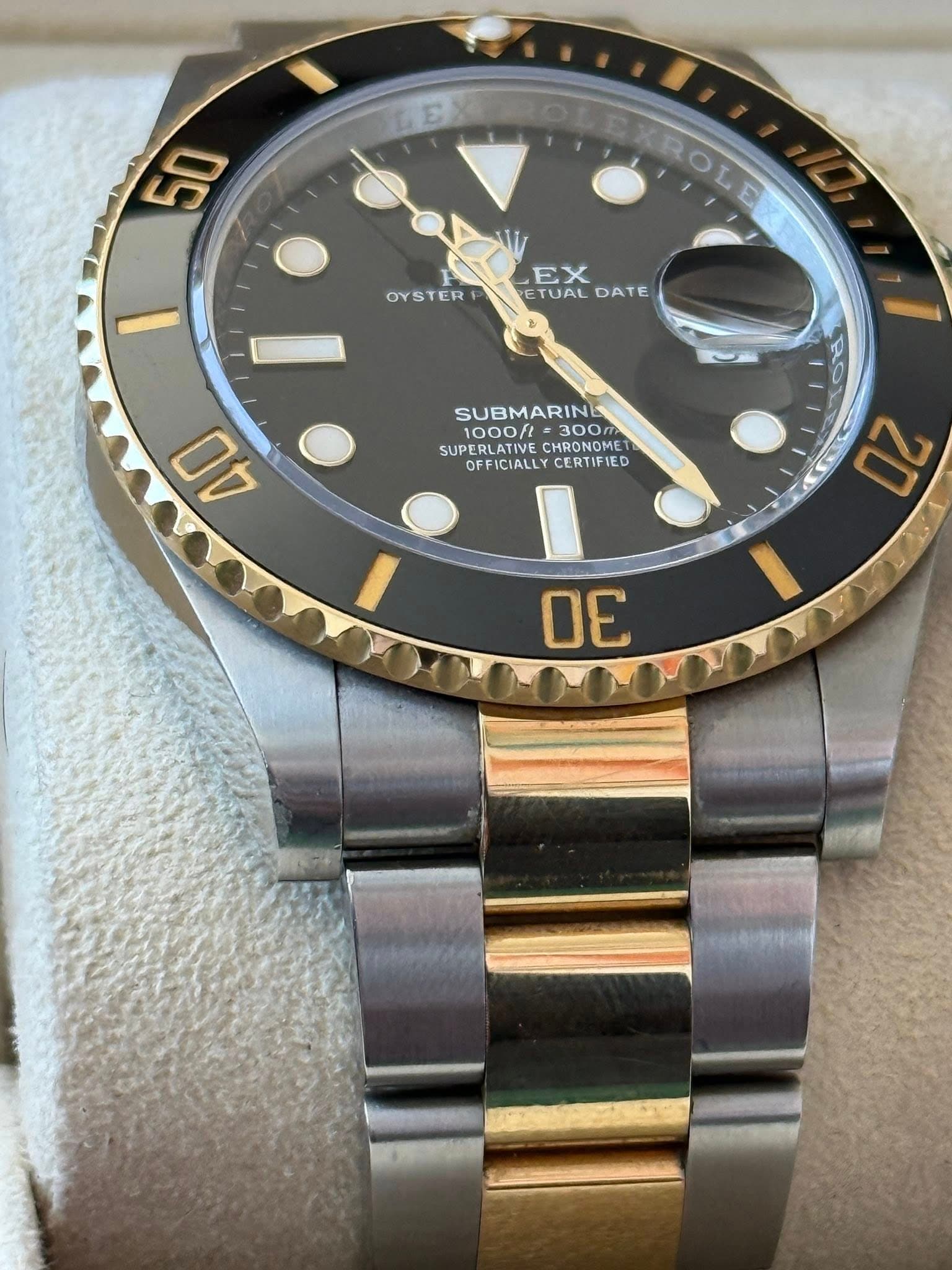 May be an image of wrist watch and text that says '50 OYSTER EX RETUAL TUALDATE DATE SUBMARINE 1000/t=300m 1000ft SUPERLATIVE CHRONOME OFFICIALLY OFFICIALLYCERTIFIED…