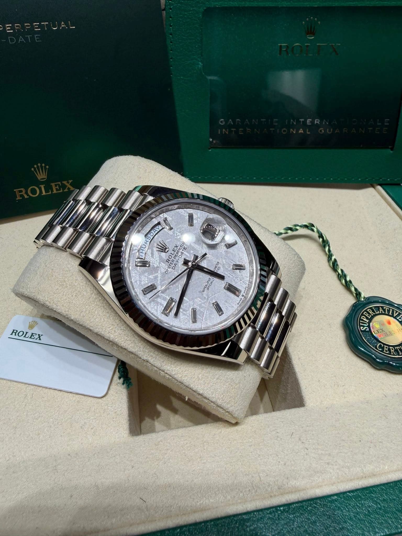 May be an image of wrist watch and text that says 'LIIZ TROR WI ERDES ቀ 하음 E 1 ROLEX'