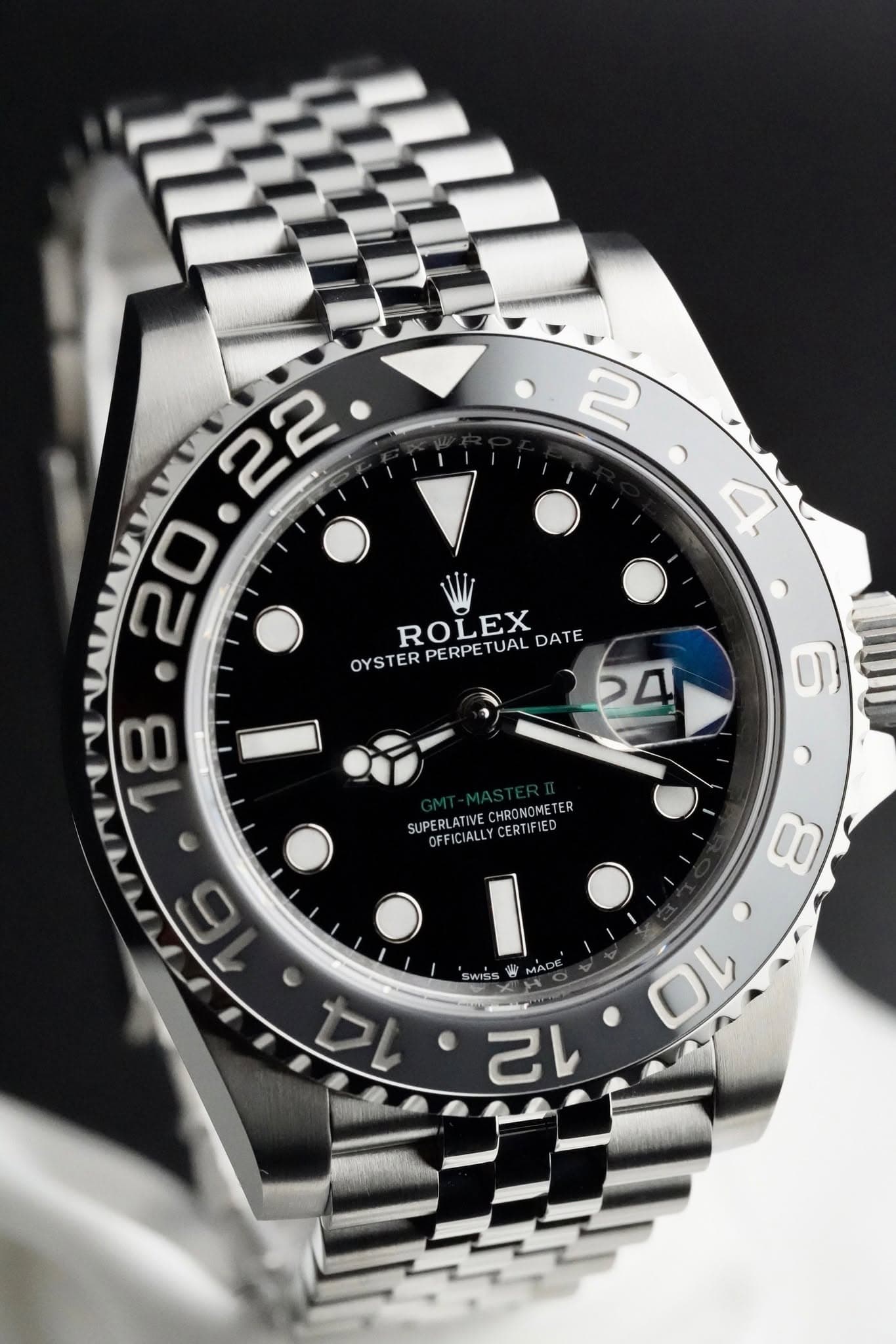 May be an image of wrist watch and text that says '2 22 4 ROLEX TUAL DATE OYSTER PERPE 24 18 ၈ SUPERL TIVE CHRONOMETE ER OFFICIALLY CERTIF ED 00 o 0 SWISS 物 MACC M 14 D'