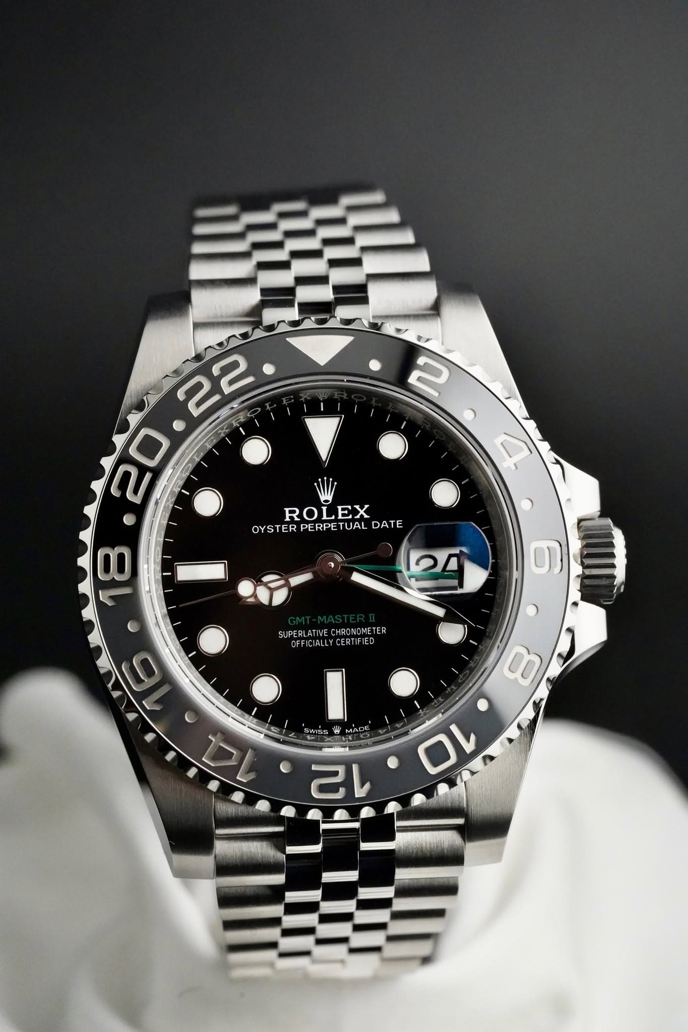 May be an image of wrist watch and text that says '22 T 2 4 ROLEX OYSTERPER YSTERPERPETUALI PE PER RPE RP RPE PET TERPERPETU PETUAL OYSTERPERPETUALDATE TUAL DATE 18 easeen 20 0…