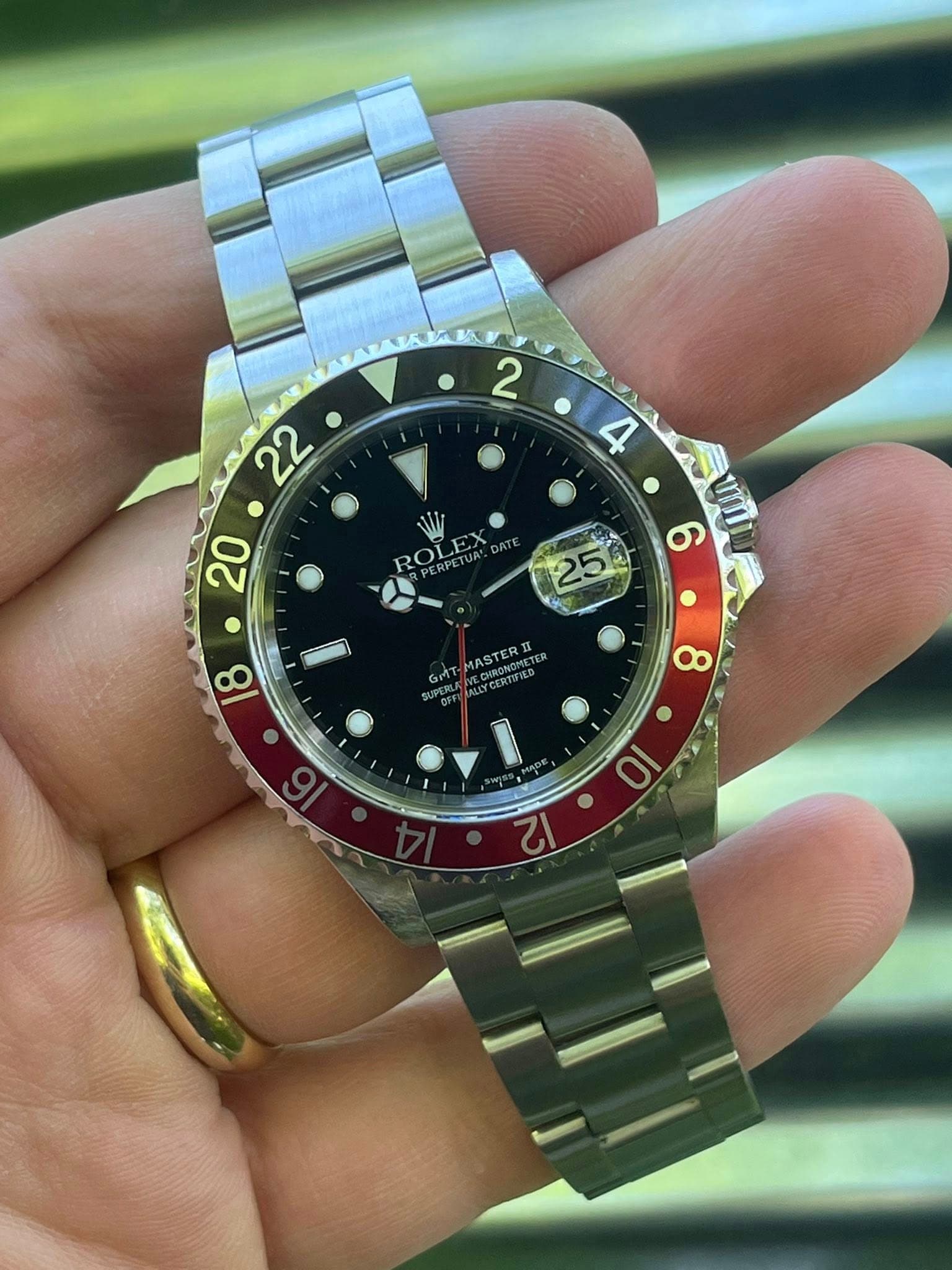 May be an image of wrist watch and text that says '2 22 4 גושי 20 ROLEC 6 ហ្ា 25 8 GMT MASTERI Vete LYCERTFED CHRONOME 8 12 • 10'