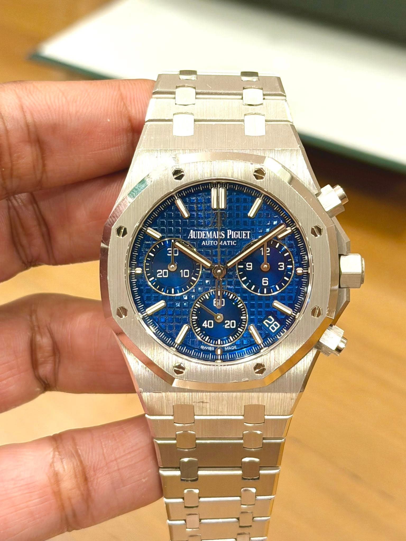 May be an image of wrist watch and text that says 'AUDEMAI'S PIGUET ET AUTOMATIC AUTO ΑΑΤΙΣ I EiIJ απήα R ls Wae रमे'