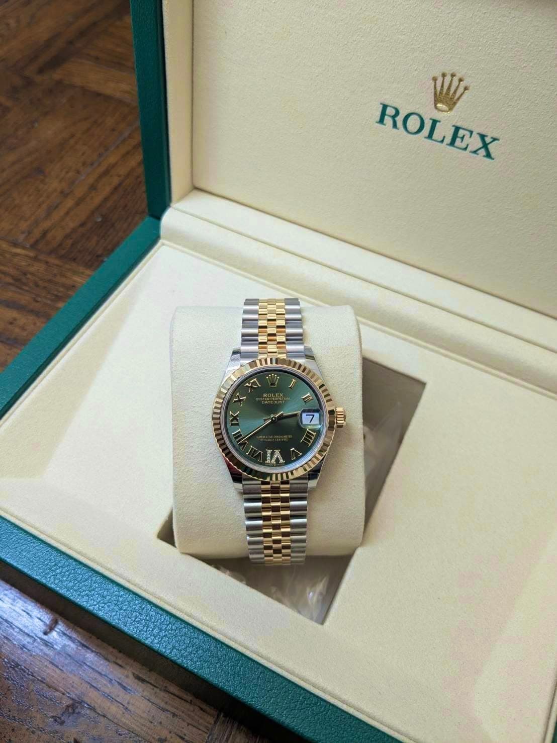 May be an image of wrist watch and text that says 'W ROLEX ٦ +tn O t ٧ MID IA I'